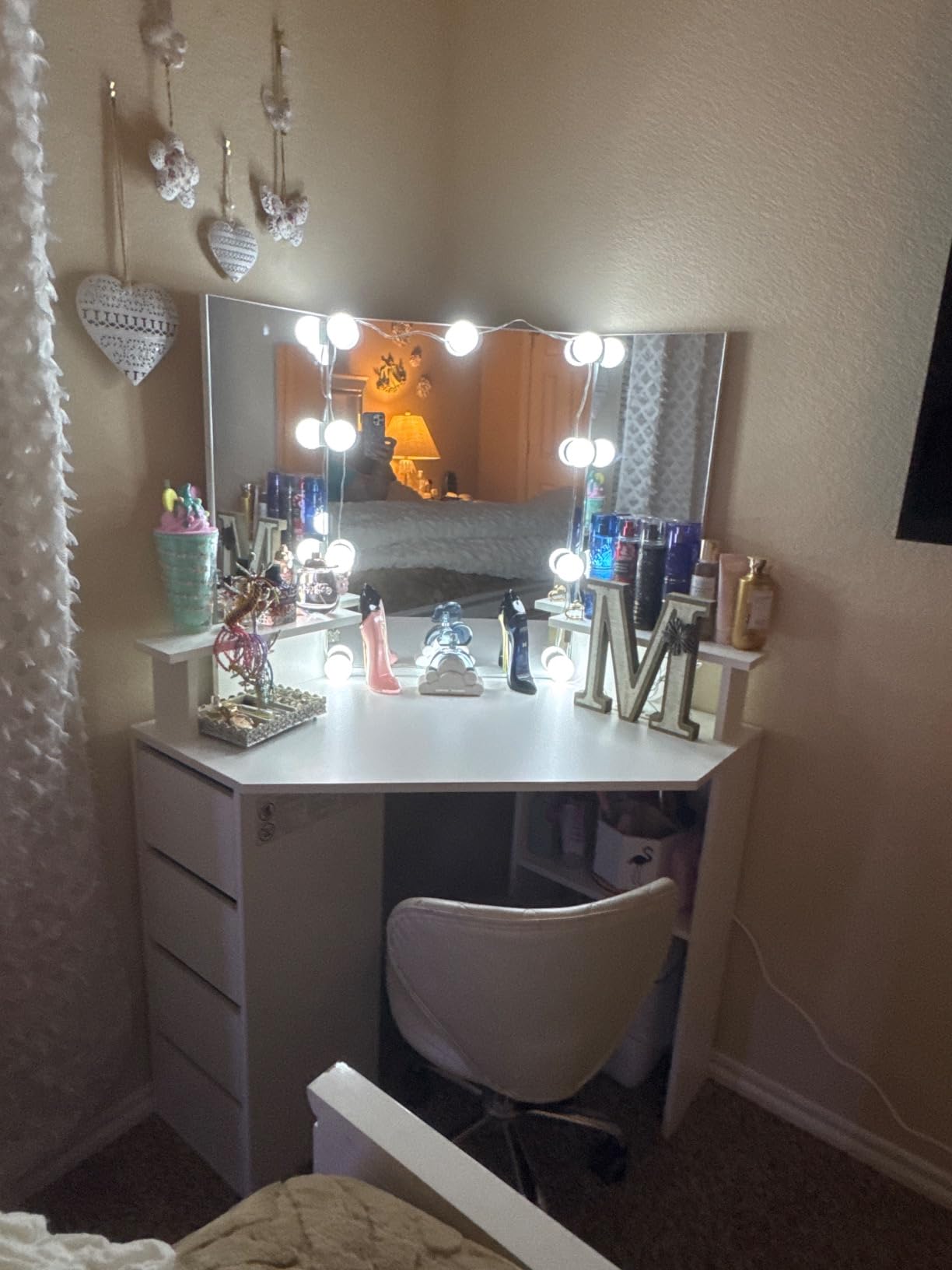 Fameill Corner Vanity Desk with Mirror and Lights, Makeup Vanity Table | with Charging Station, Corner Vanity with 4 Drawers and Shelves, 3 Lighting Modes, Brightness Adjustable, for Women Girls customer photo 1