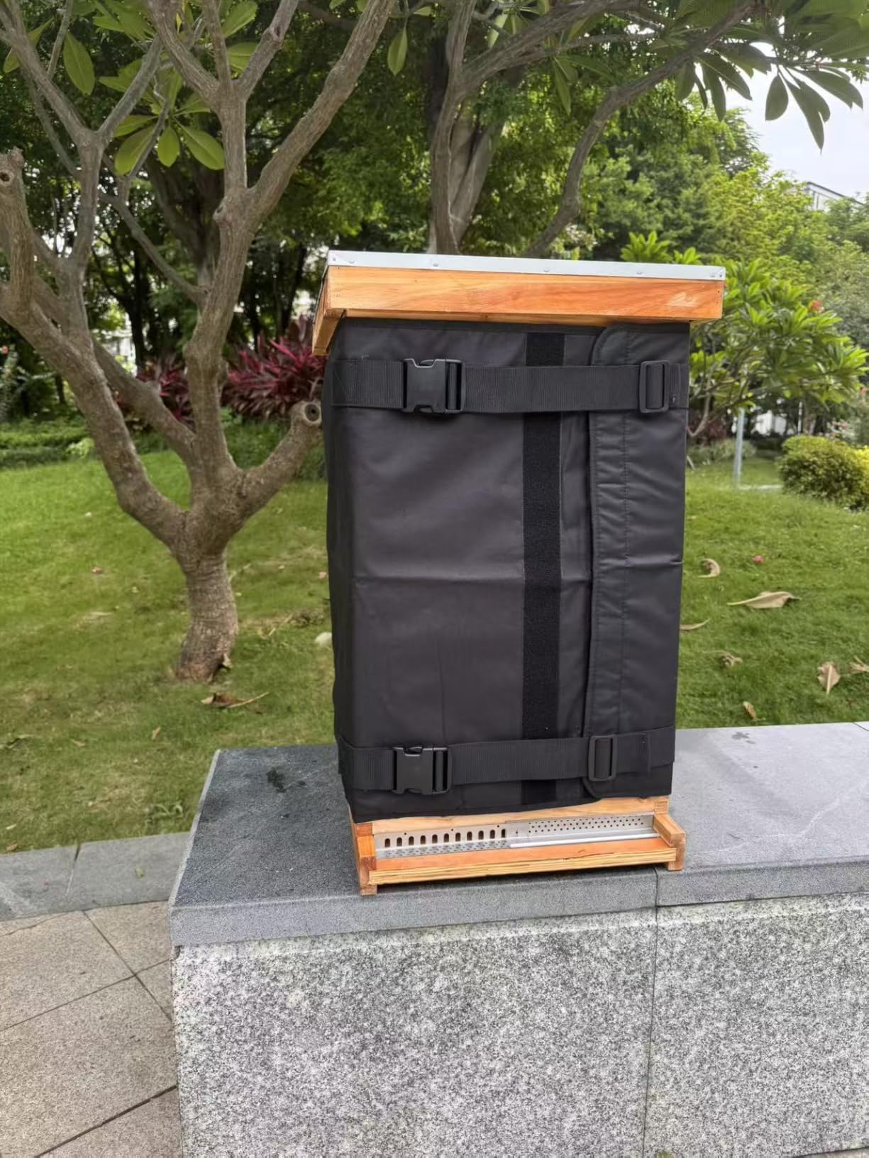 Winter Bee Hive Wrap for 8 and 10 Frame Hives, Adjustable Beehive Wrap Beekeeping Supplies, 600D Oxford Insulated Cover, Waterproof, Windproof, Lightweight, Eco-Friendly, Reusable, 75.98