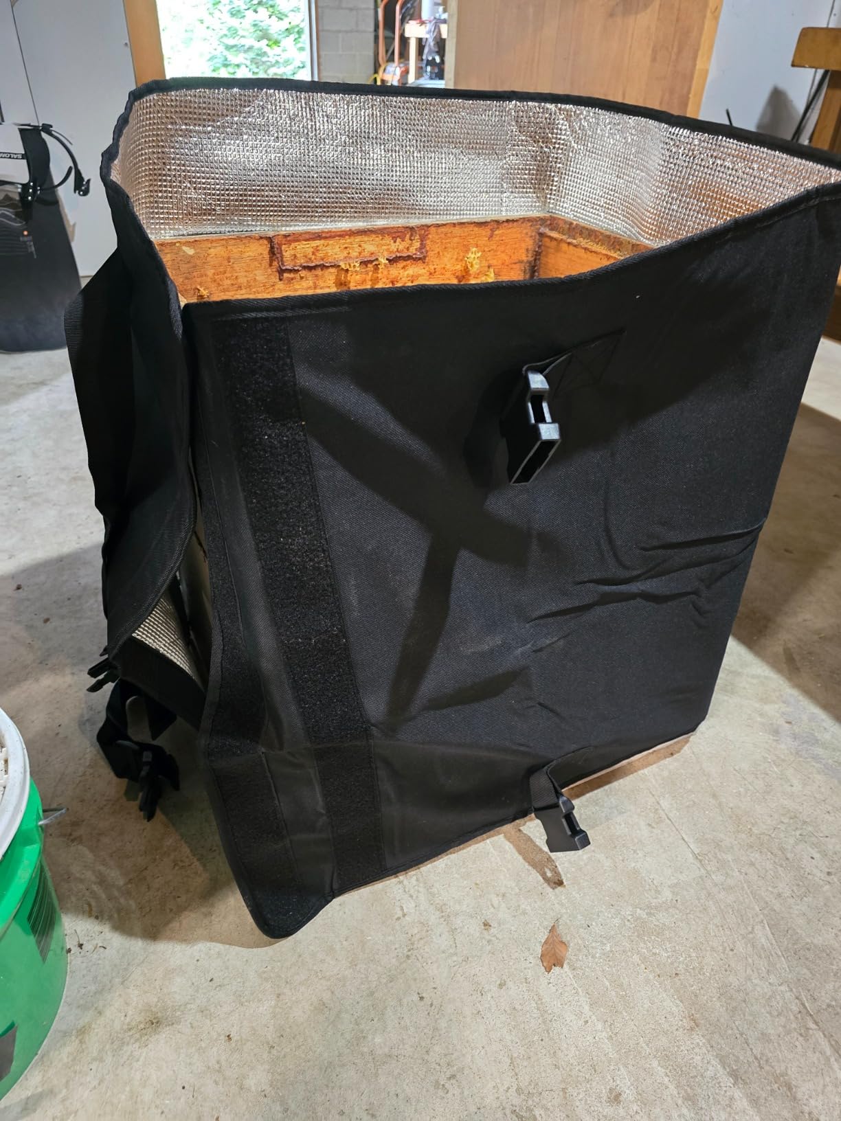 Winter Bee Hive Wrap for 8 and 10 Frame Hives, Adjustable Beehive Wrap Beekeeping Supplies, 600D Oxford Insulated Cover, Waterproof, Windproof, Lightweight, Eco-Friendly, Reusable, 75.98