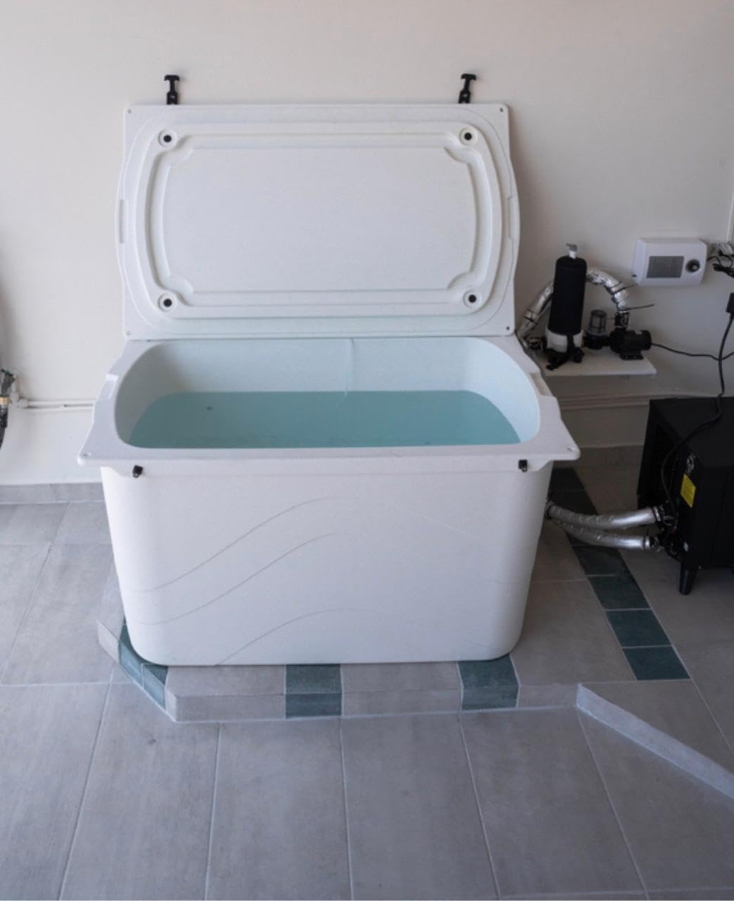Frozin 400 Cold Plunge Tub with Water Chiller. Foam Insulation for Superior Ice Retention over Uninsulated Barrel or Inflatable Ice Baths. 100 Gallon Capacity (Cold Plunge Tub With Chiller) customer photo 1