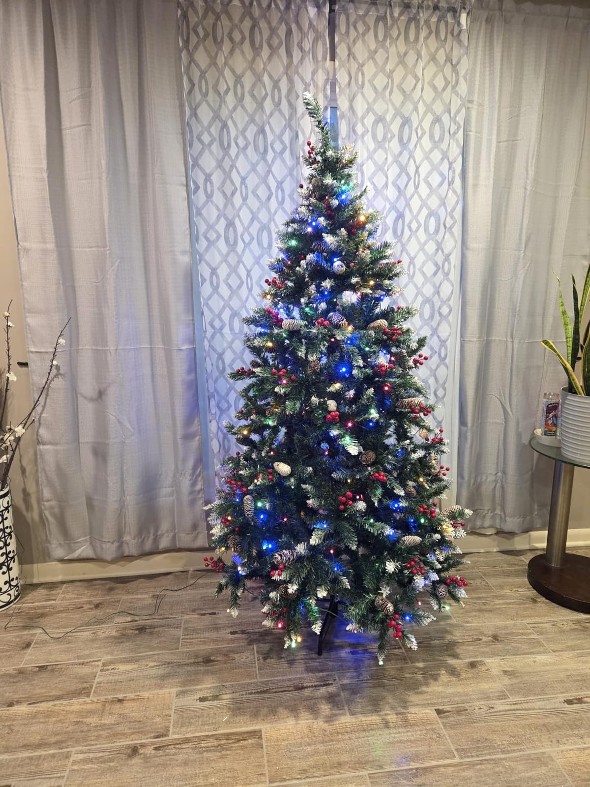 YITAHOME Prelit Pre-Decorated Christmas Tree 6FT with Remote | Artificial Hinged Christmas Tree with 58 Pine Cones & 58 Red Berries, Xmas Tree with 818 Frosted Tips, 250 Lights customer photo 2