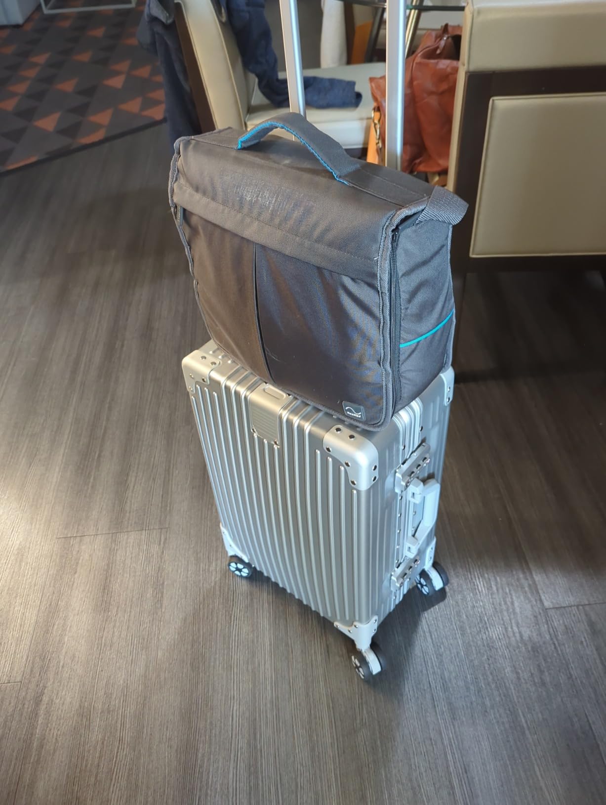 HotWay Carry On Luggage with Spinner Wheels, PC Hard Shell Zipperless Suitcase with Aluminum Frame and TSA Locks, 22x14x9 Airline Approved Lightweight Luggage for Business Travel (Silver, 20 Inch) customer photo 2