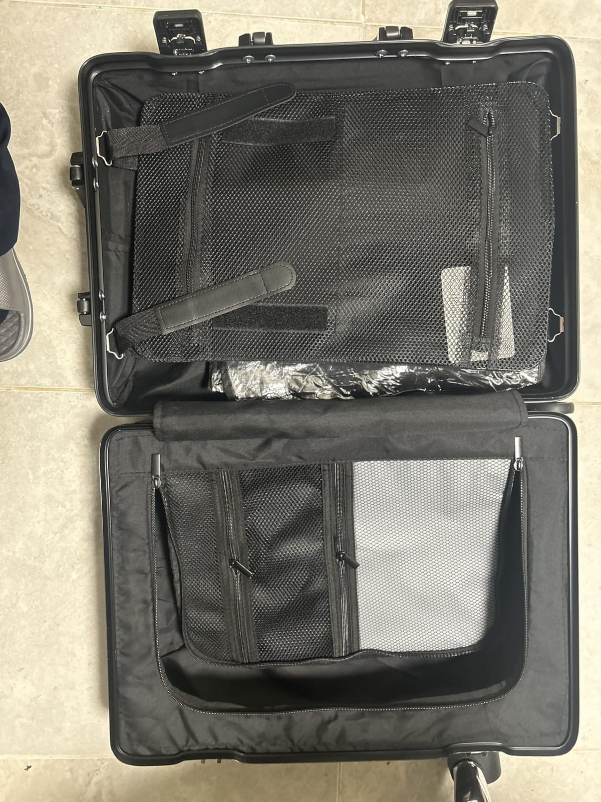 VentureVault All Aluminum Carry On Luggage 22x14x9 Airline Approved, Hard Shell Carry On Luggage, Zipperless Luggage Aluminum Suitcase Luggage (Silver, 20inch) customer photo 1