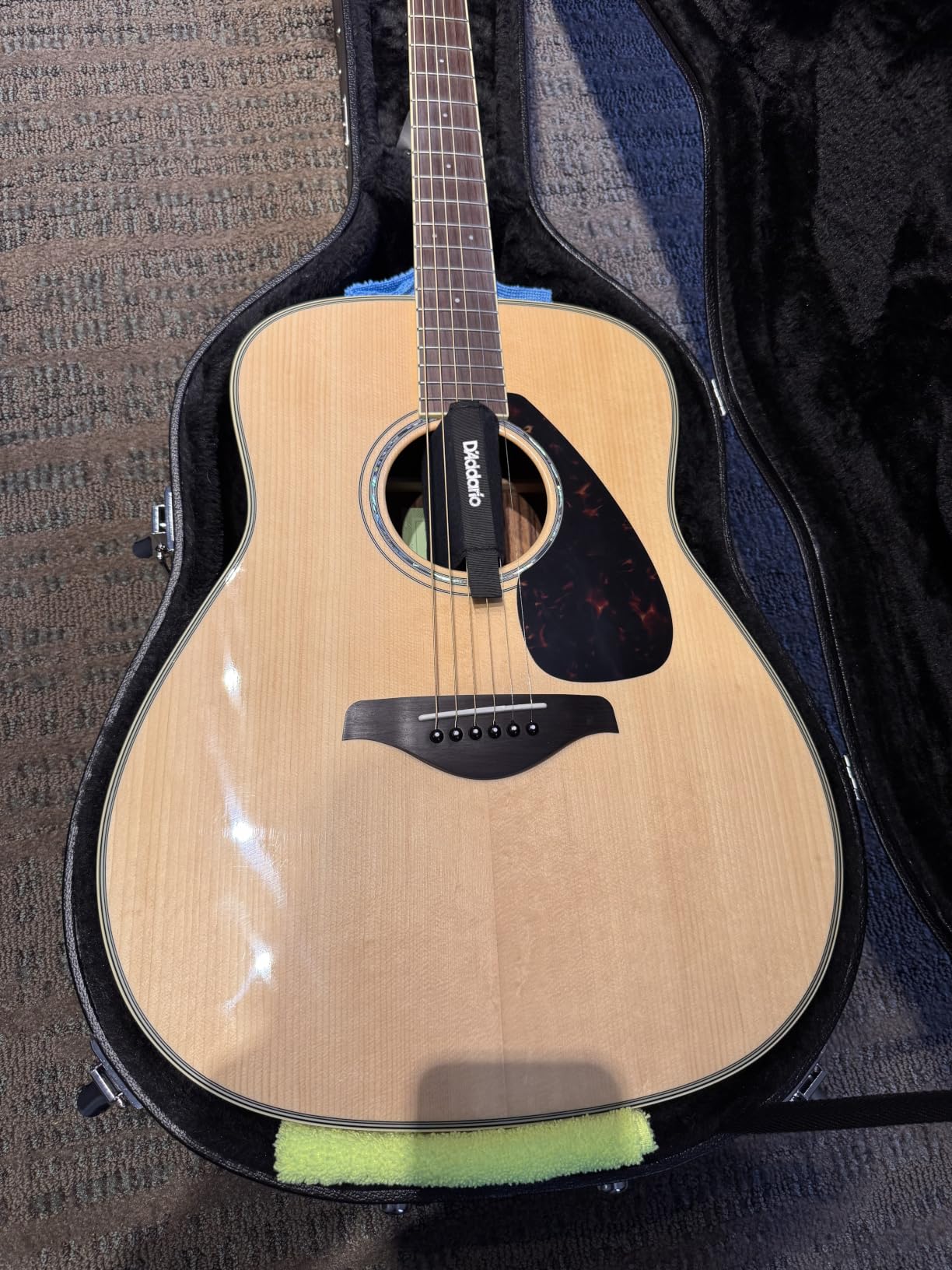 VEVOR Acoustic Guitar Hard Case, 43.31 in Gourd-Shaped Guitar Hard Case, With Lock Latch Key Handle, PVC Padding Soft Lining Water-Resistant Hard Shell Guitar Case, for 39-41 in Acoustic Guitar, Black customer photo 2