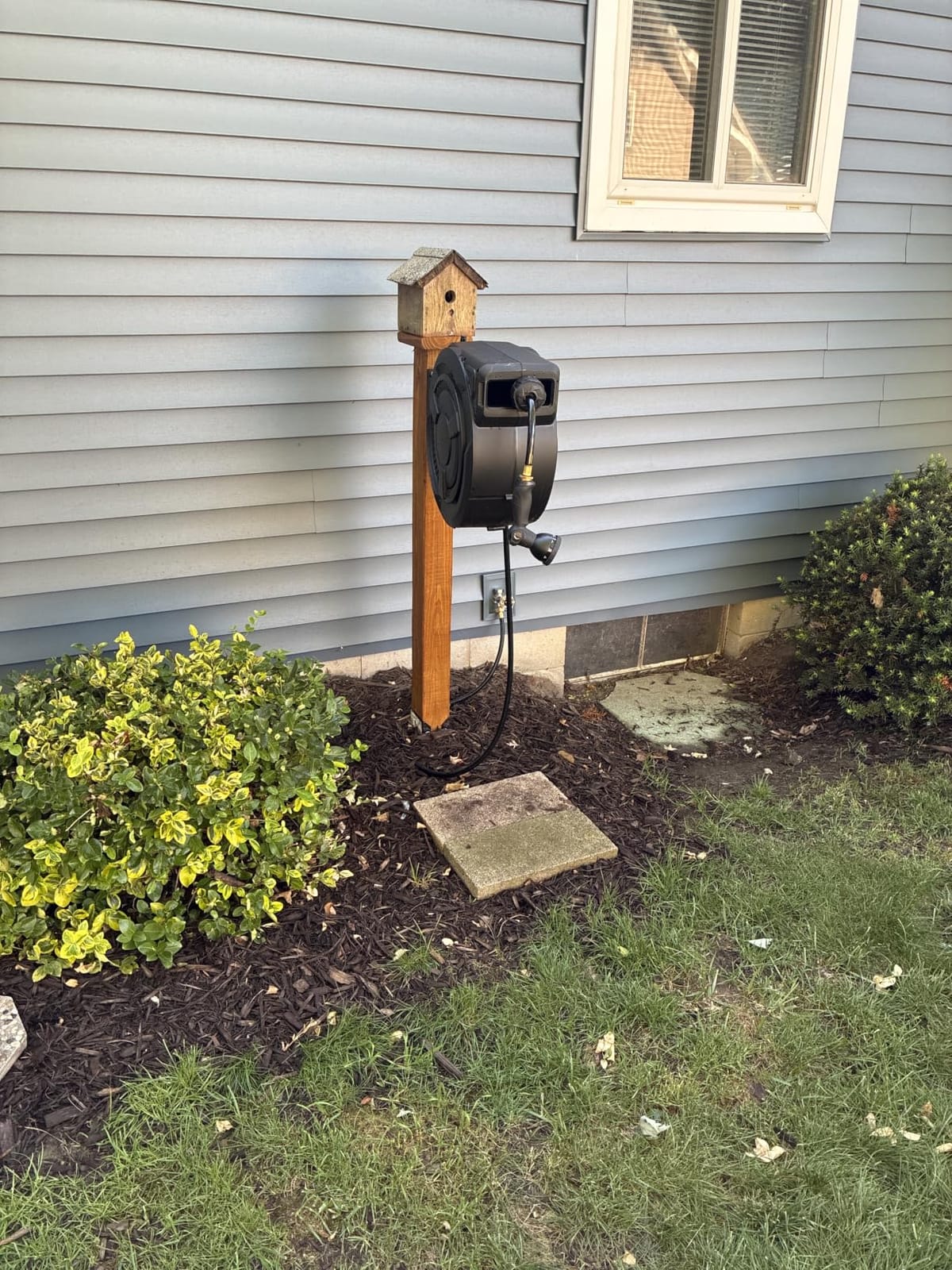 wikiwiki Retractable Garden Hose Reel 1/2 in x 100 ft, Heavy Duty Wall Mounted Hose Reel with 10-Function Sprayer Nozzle, Automatic Slow Return System/180° Swivel Bracket/UV Resistant (Black) customer photo 1