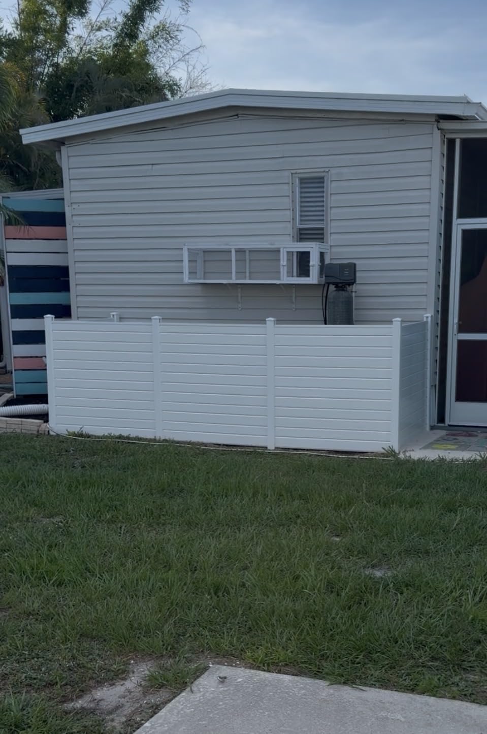 VEVOR Outdoor Privacy Screen 50in W x 50in H 3-Panel Air Conditioner Fence | For Trash Can and A/C Units, 27.6 in Ground Stakes, Pool Equipment Enclosure, Horizontal PVC Privacy Fence, White customer photo 2