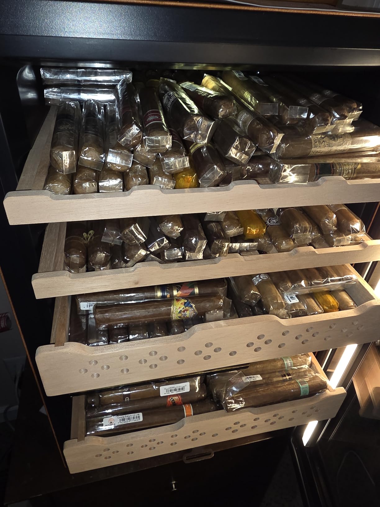 Tylza 88L Cigar Humidor Cabinet, Humidity & Temp Control Electric Humidors for Cigars, 640 Counts, Silent Compressor, Reversible Door customer photo 2
