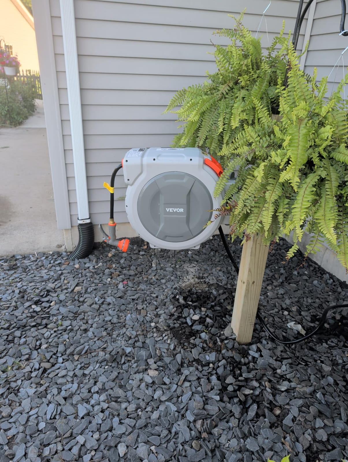 VEVOR Retractable Garden Hose Reel, 5/8 Inch x 100 ft Wall Mounted Hose Reel, Heavy Duty Garden Hose Reel with 9 Patterns Nozzle, Any Length Lock, Upgraded Slow Return System and 180° Swivel Bracket customer photo 1