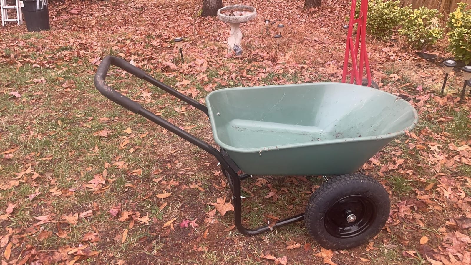 Amazon Basics Garden Wheelbarrow, Heavy Duty, 330 Pounds Capacity, 3.7 Cubic Feet, 26.8W x 53.9D x 27.2H inches, Green, 1-Pack customer photo 2