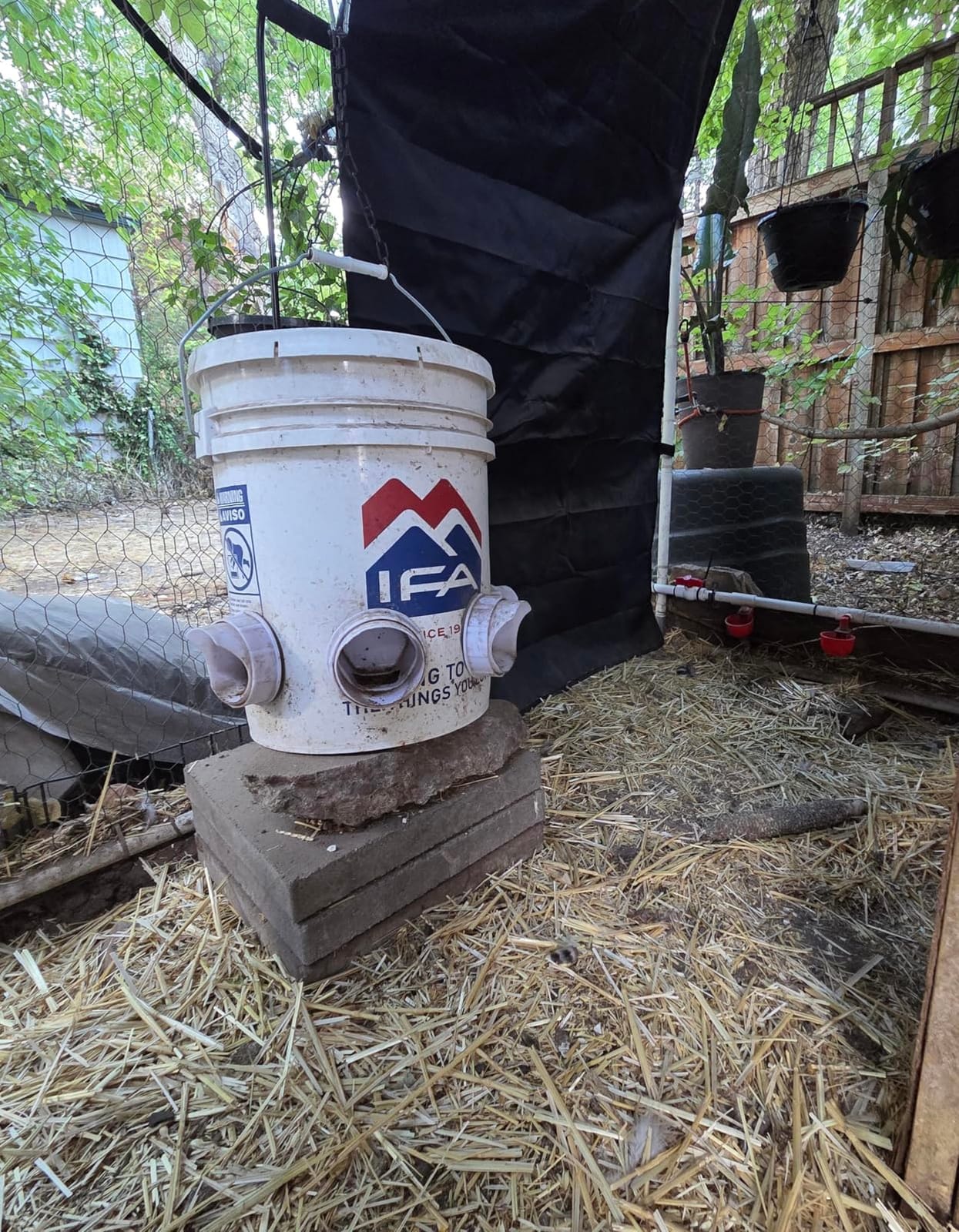Metal Chicken Feeder 40lb, No Waste Automatic Chicken Feeder with Window, Galvanized Large Capacity Poultry Equipment, Rodent Proof, Rat Proof, Weatherproof Silo, Outdoor Coop, Comederos para Gallinas customer photo 2
