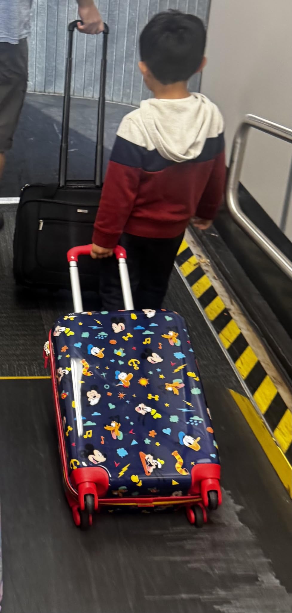 American Tourister Minnie Mouse Carry-On Luggage - Airline Approved, Durable Hardshell with Vibrant Minnie Mouse Design - Roll Confidentially with Spinner Wheels & Colorful Adjustable Handle customer photo 2