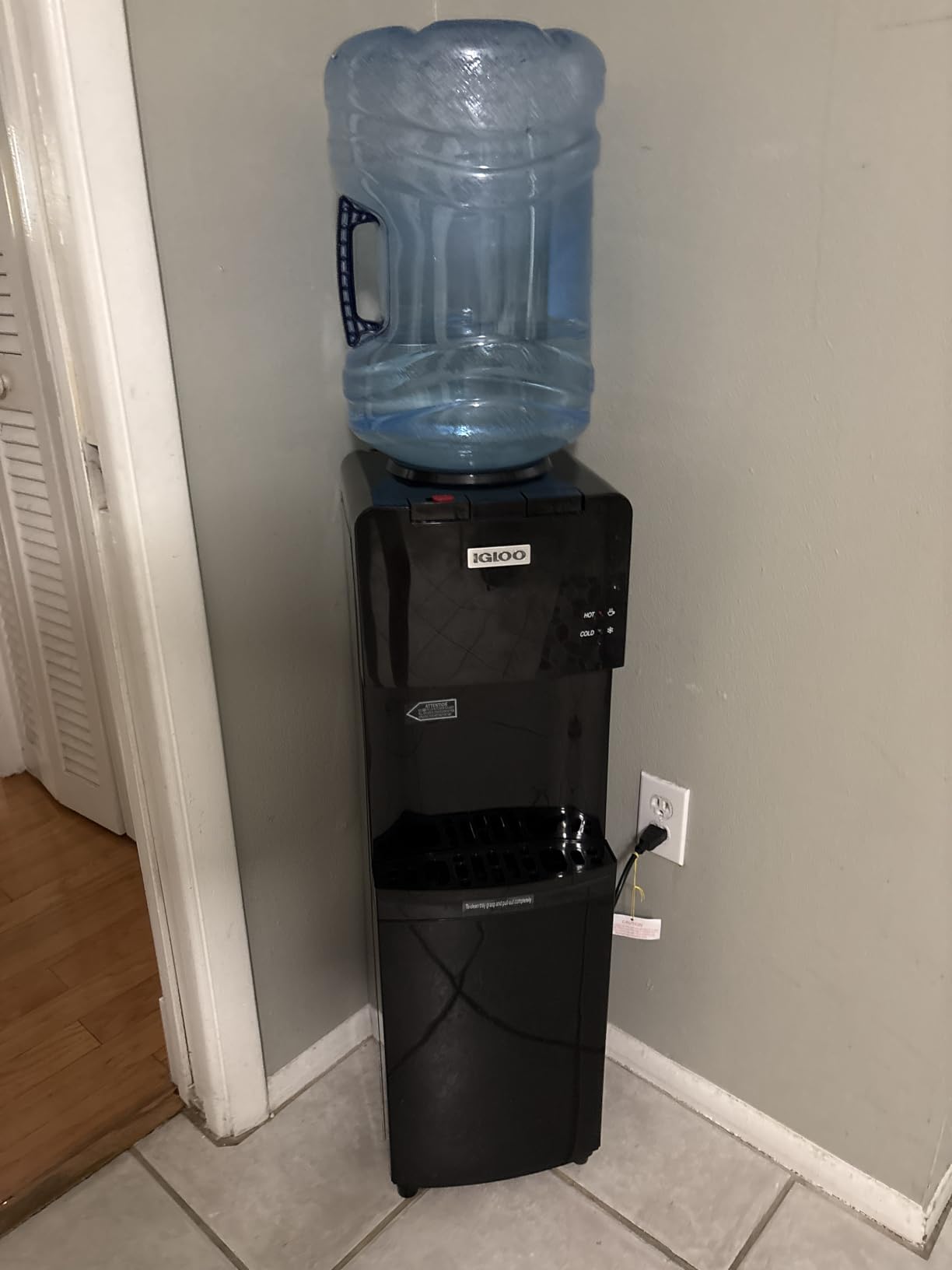 Igloo Top Loading Water Cooler with Removable Drip Tray & Energy-Saving Features- Water Tower with Hot, Cold Temperature Settings- Water Dispenser Fits 3 & 5-Gallon Jugs with Child Safety Lock- Black customer photo 1