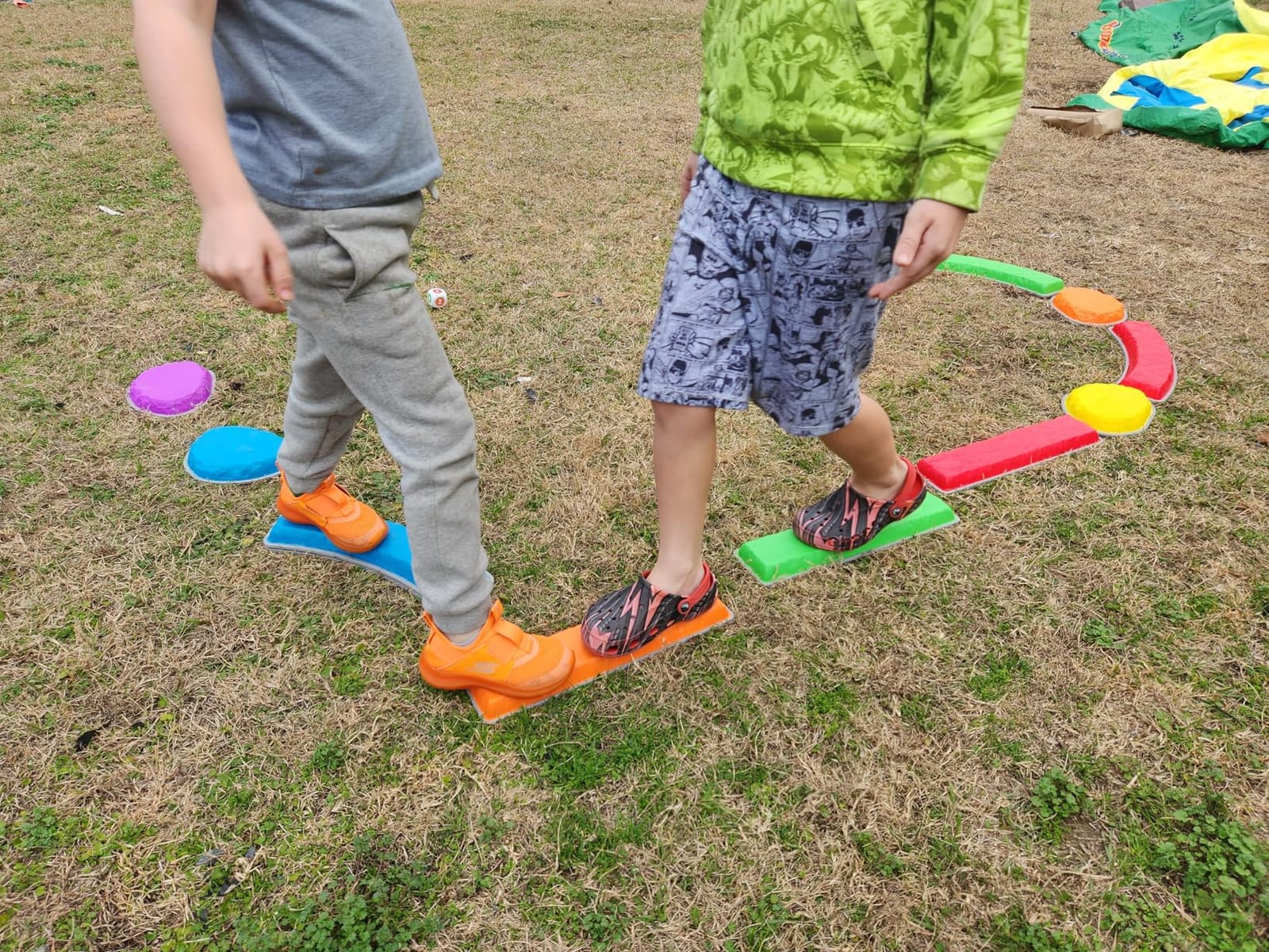 National Geographic Kids 12-Piece Balance Stepping Stones and Beams | 4 Stones, 8 Balance Beams, Foam Dice, Non-Slip Bases, Indoor Outdoor Obstacle Course, Gross Motor Skills, Play & Learn Cards customer photo 2