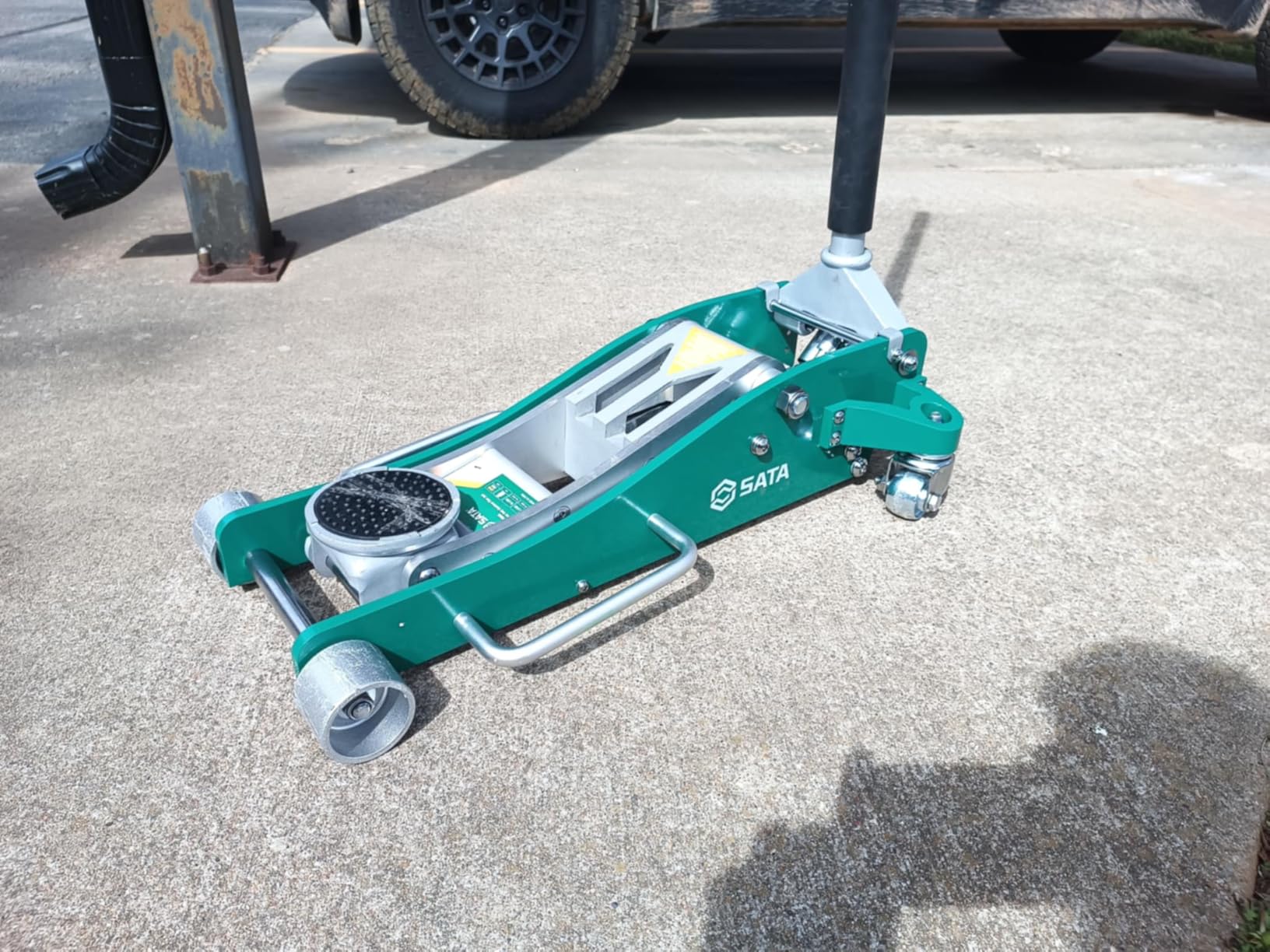 SATA 3-Ton (6,600 lb) Aluminum Floor Jack, Low-Profile Design with Dual-Piston Rapid Lift Pump, Tested for 1.5X Overload for Ultimate Safety, 30% Lighter Than Steel Model customer photo 1