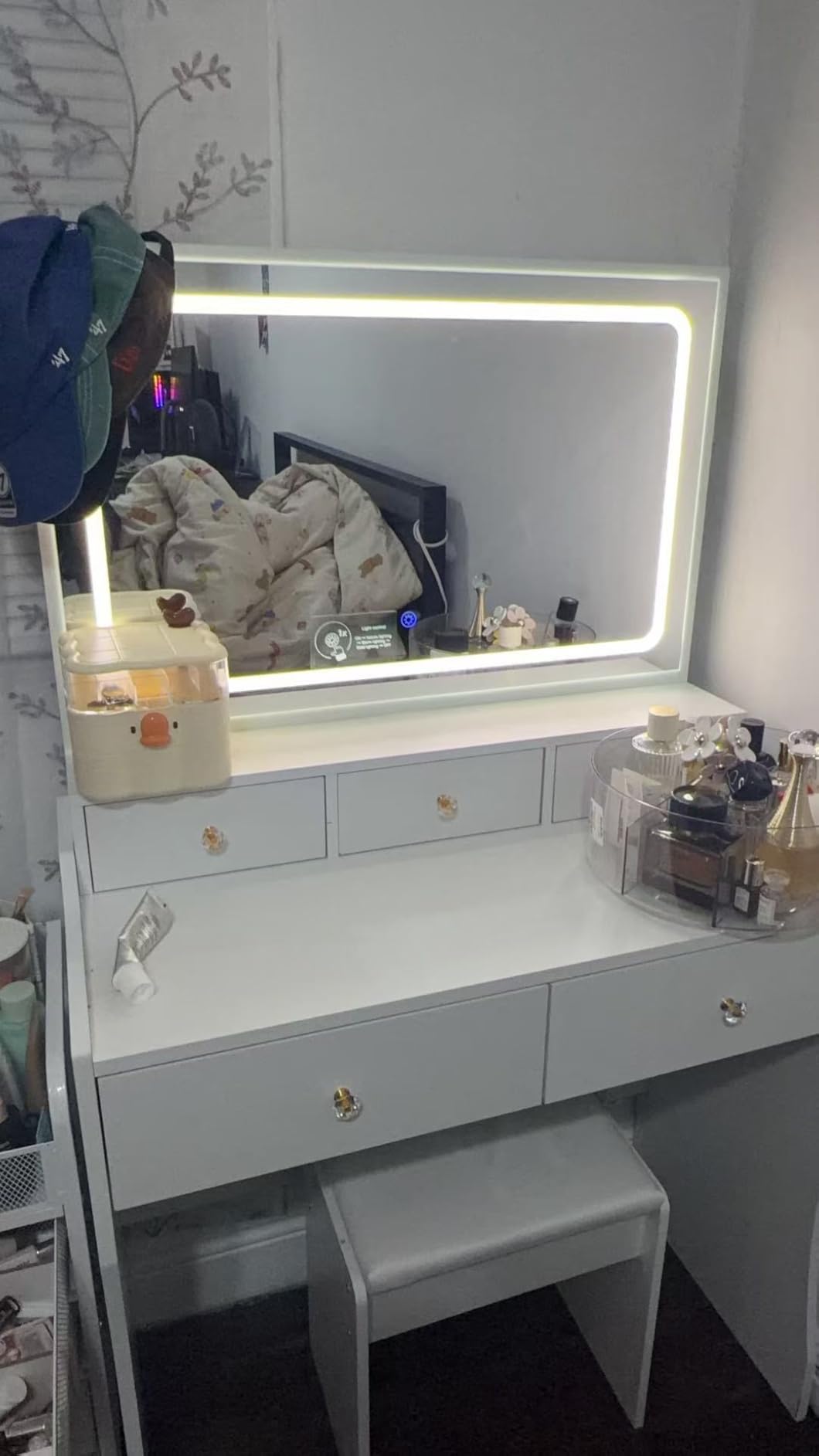 COMHOMA Makeup Vanity Desk with Mirror and Lights, Vanity Table and Chair Set with 5 Drawers and Charging Station, Bedroom Dressing Table, Stepless Dimmable and 3 Color Modes Adjustable, Snow White customer photo 2