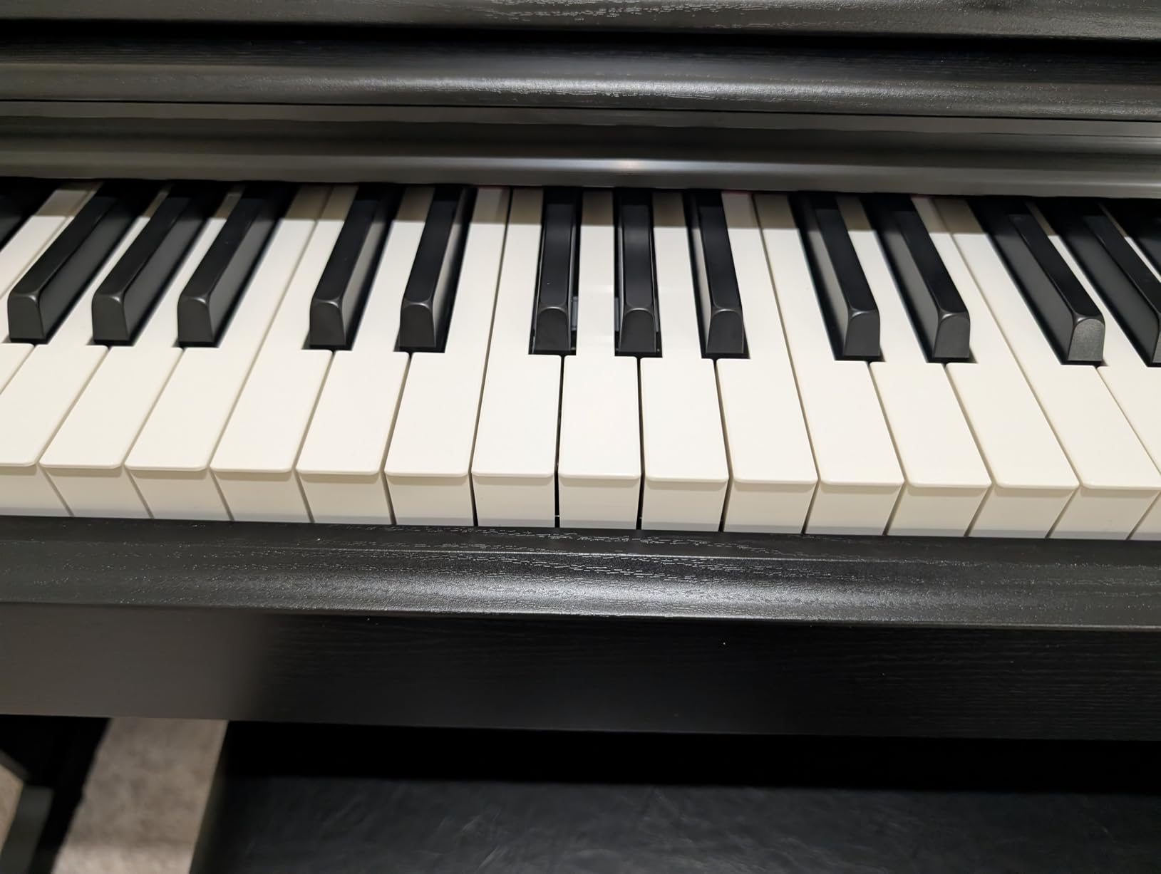 Yamaha YDP105 88-Key Weighted Action Upright Digital Piano for Beginner and Intermediate Players, Dynamic Response, Grand Piano Sound, 3-pedal Unit, Upright Design, Bench Included, White | 88-Key Ghs Weighted Keyboard, Awm Stereo Sampled Grand Sound, 3 Pedals, 64-Note Polyphony, Bench Included customer photo 2