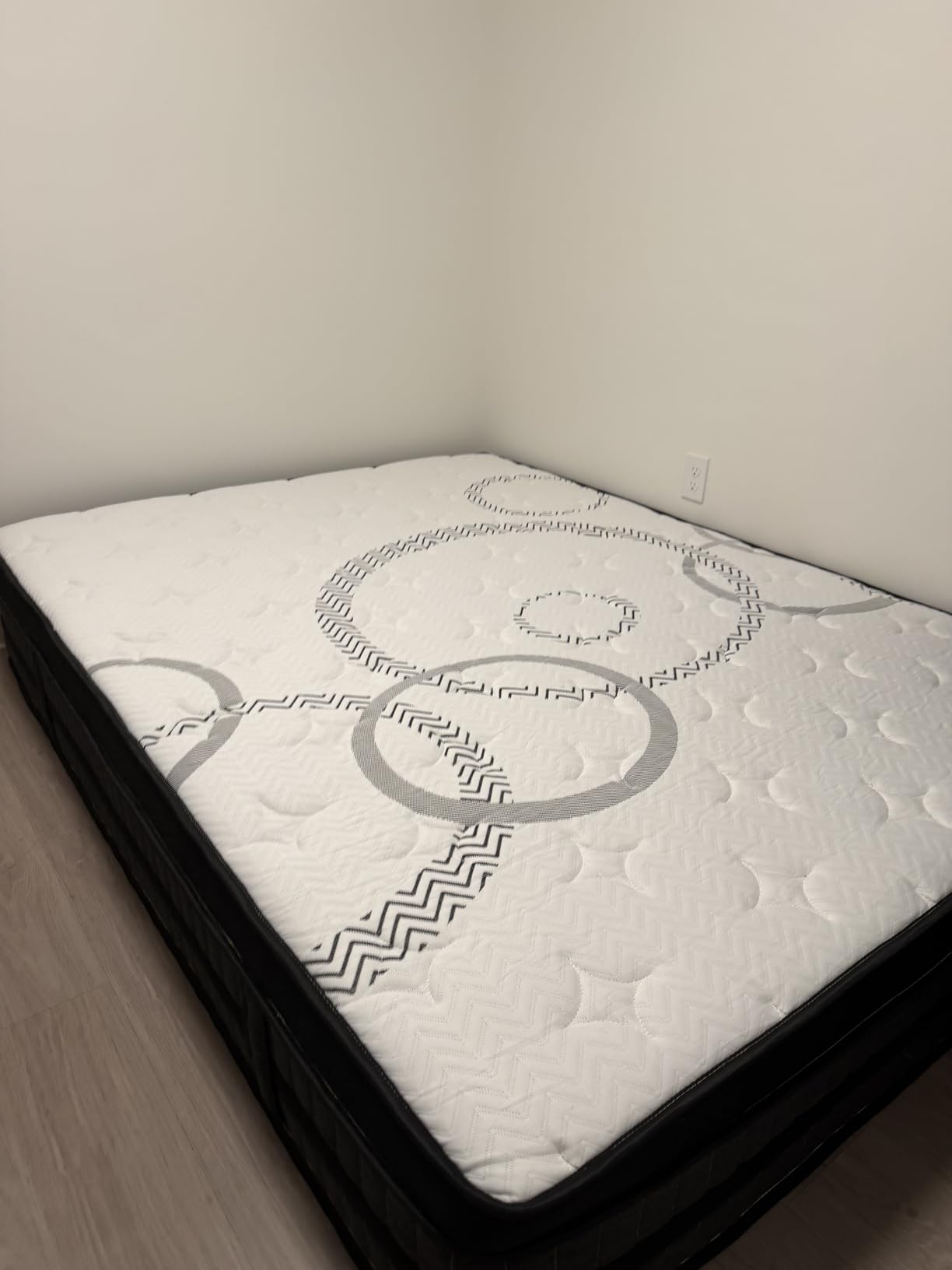 Plush Queen Mattress 14 Inch Hybrid Queen Size Mattresses for Supportive Pressure Relief Cooling Gel Memory Foam & Pocketed Coils Fiberglass-Free CertiPUR-US Certified customer photo 1