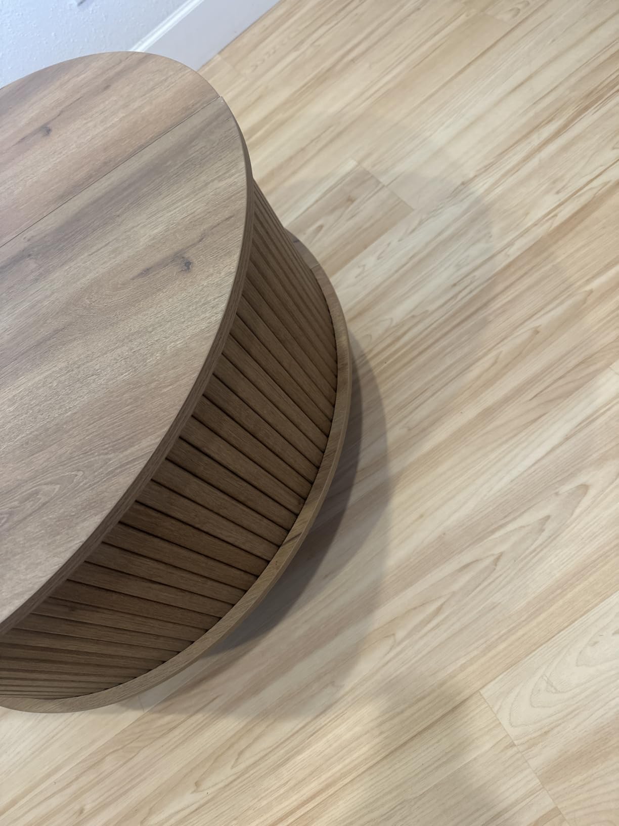 VASAGLE Round Coffee Table, Lift Top Coffee Table with Tambour Sliding Door | Mid-Century Modern, with Hidden And Open Storage, for Living Room, 31.5 Dia. x 17.7 H Inch, Natural Brown, ULCT275K201 customer photo 1