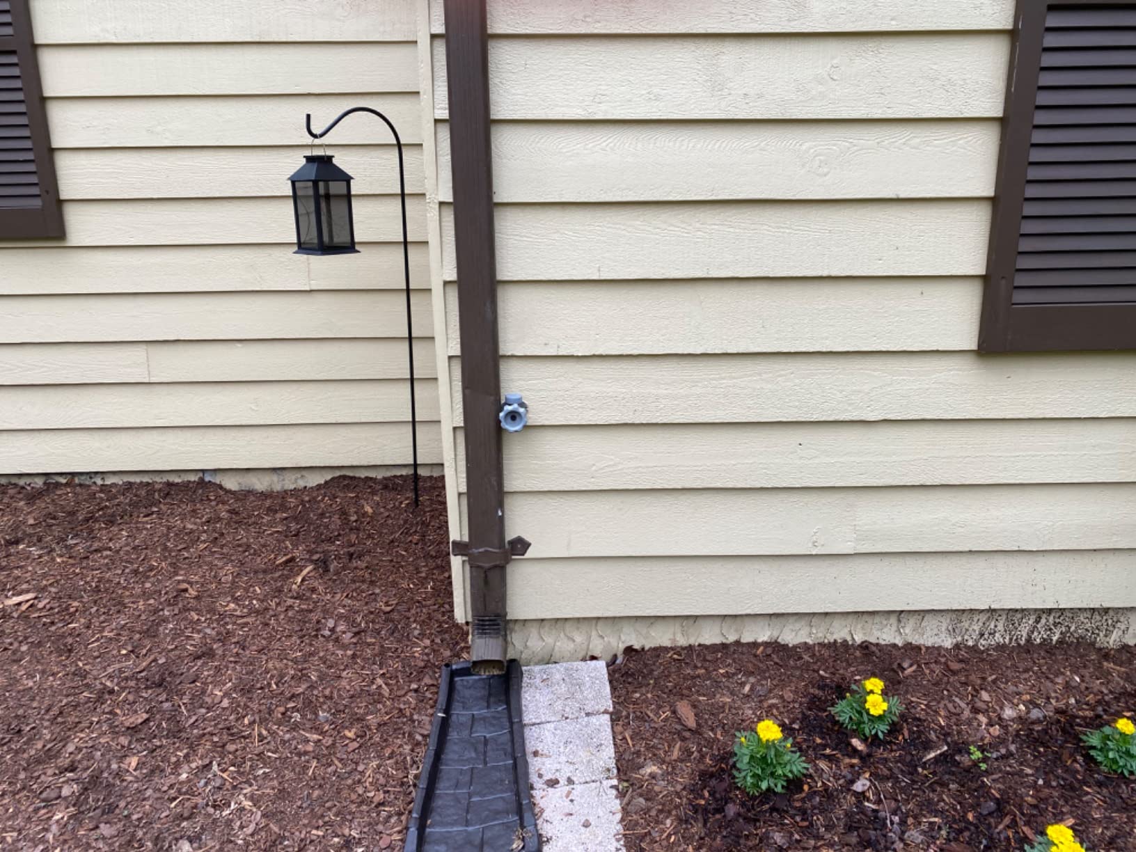 Suncast Easy Assembly Downspout Splash Block, Poly Composite, Light Taupe customer photo 2