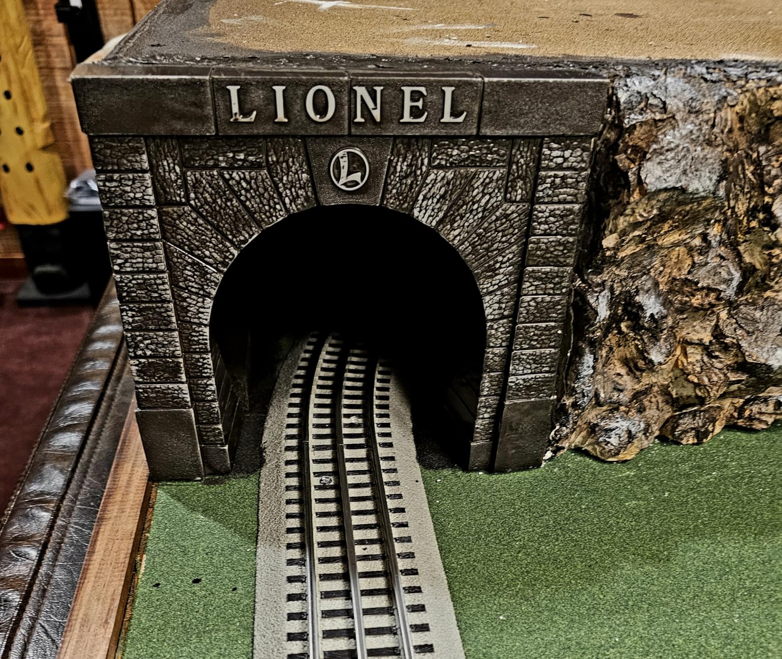 Lionel Railroad Tunnel Portal Structures, 2-Pack customer photo 1