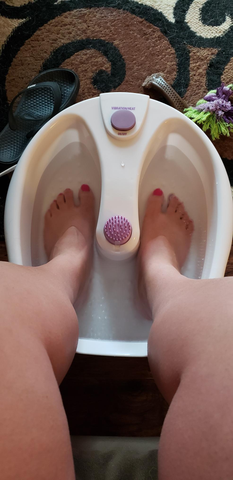 Conair Soothing Pedicure Foot Spa Bath with Soothing Vibration Massage, Deep Basin Relaxing Foot Massager with Jets, Pink/White customer photo 2