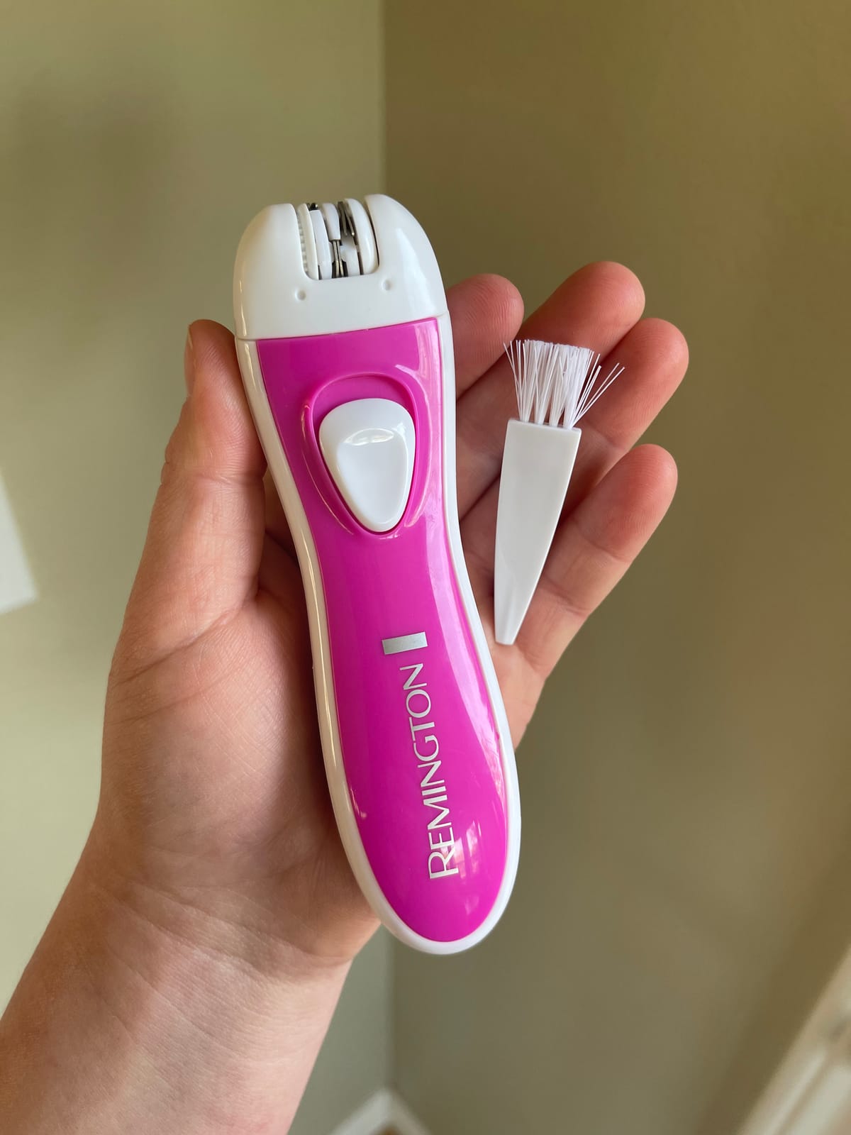 Remington Smooth and Silky Facial Epilator, Pink, Long-Lasting Hair Removal | Cordless and Travel-ready, Gentle on Delicate Areas, Model EP1050FCDN, Includes Protective Cap and Cleaning Brush customer photo 2