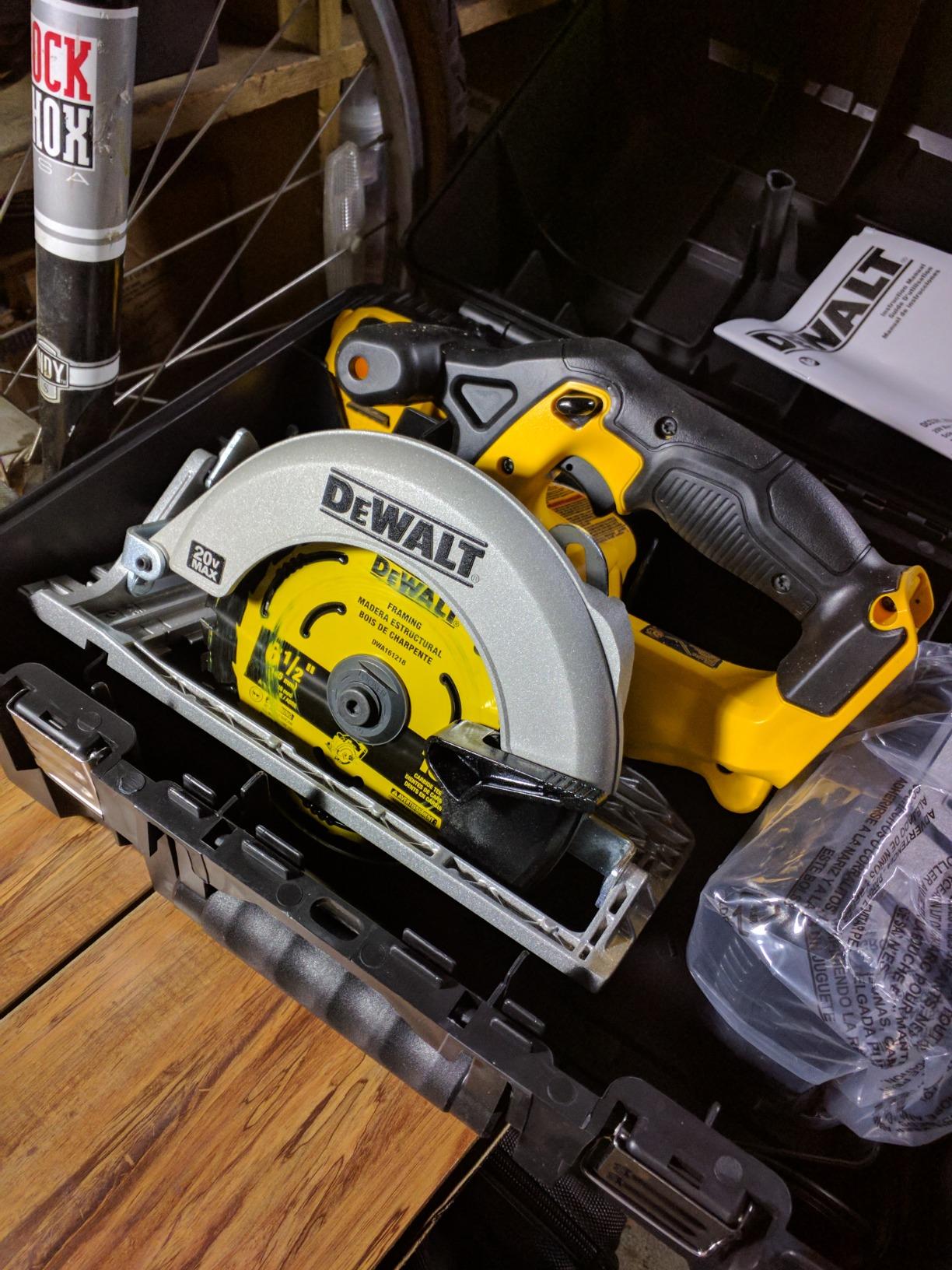 DEWALT 20V MAX 6-1/2-Inch Circular Saw Kit, with 5.0-Ah Battery and Charger (DCS391P1) customer photo 2