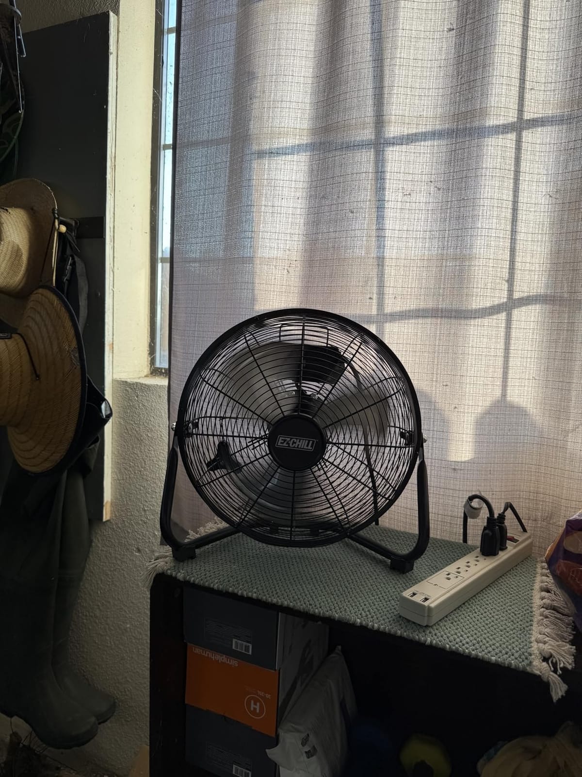 EZ-CHILL 12” Cradle Floor Fan, 3 Speed, High Velocity, 180 Degree Adjustable Tilt, All-Metal, Carry Handle, Rubber Feet, Airflow 15.42 ft/sec, Ideal for Home, Bedroom & Office, Black customer photo 1