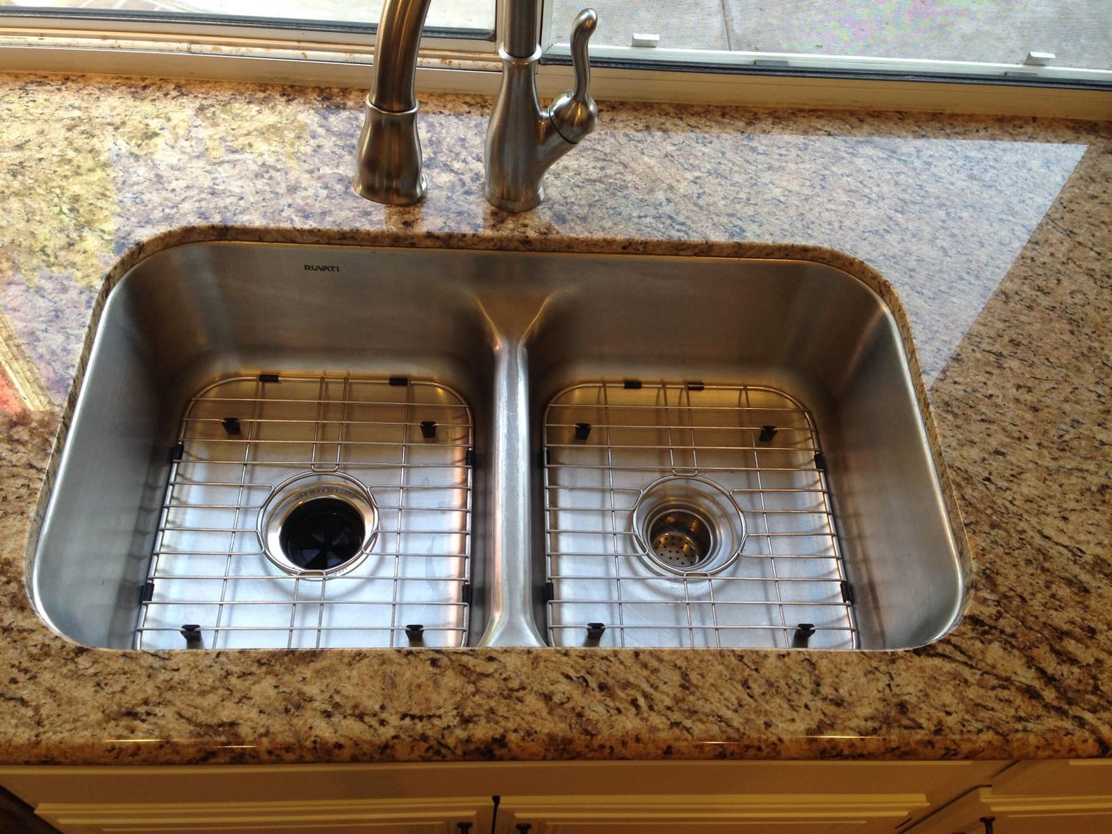 Ruvati 32-in 16-Gauge 50/50 Undermount Double Bowl Sink - RVM4350 customer photo 1
