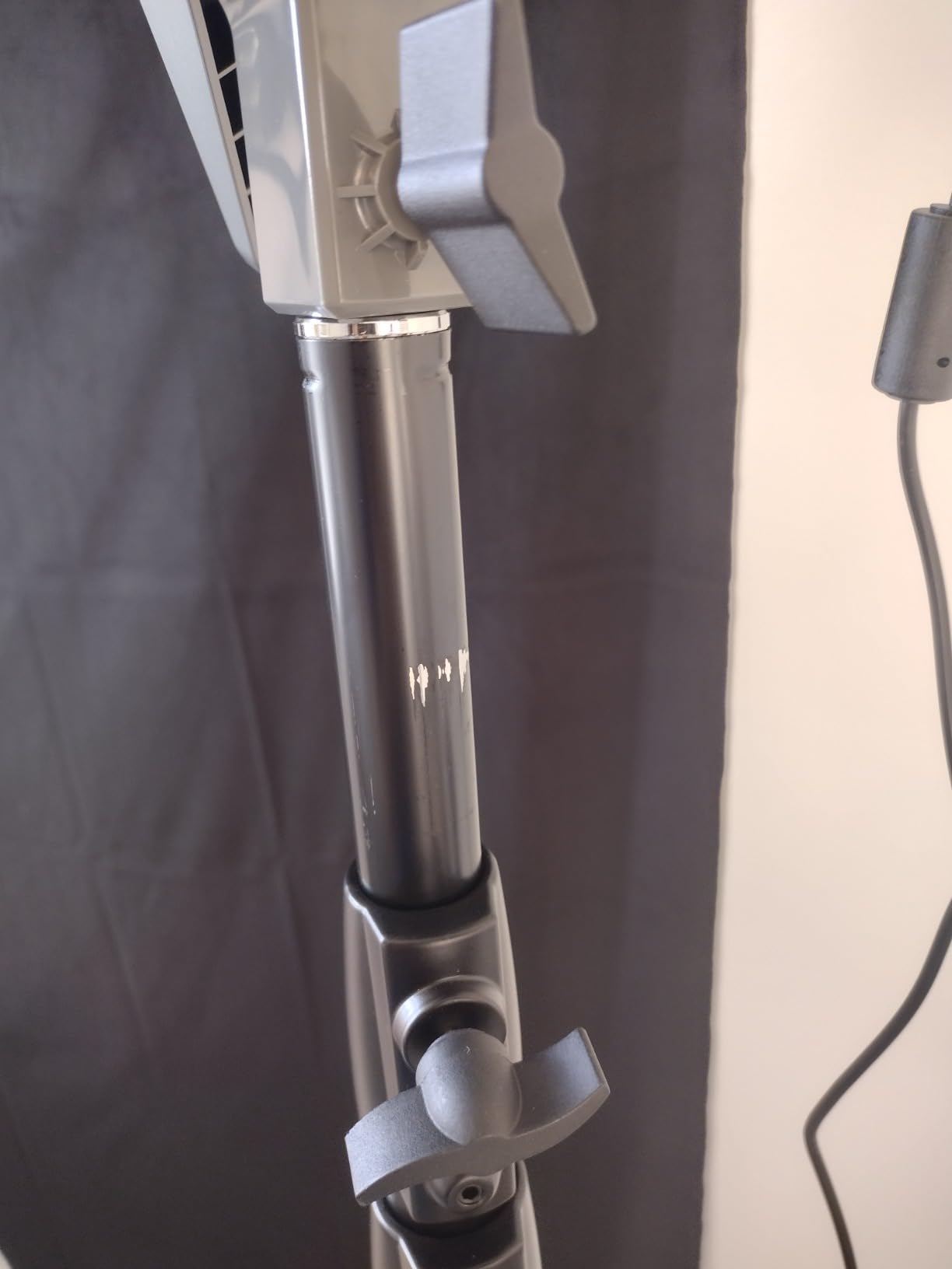 NEEWER Pro 9ft/260cm Spring Loaded Heavy Duty Light Stand customer photo 1