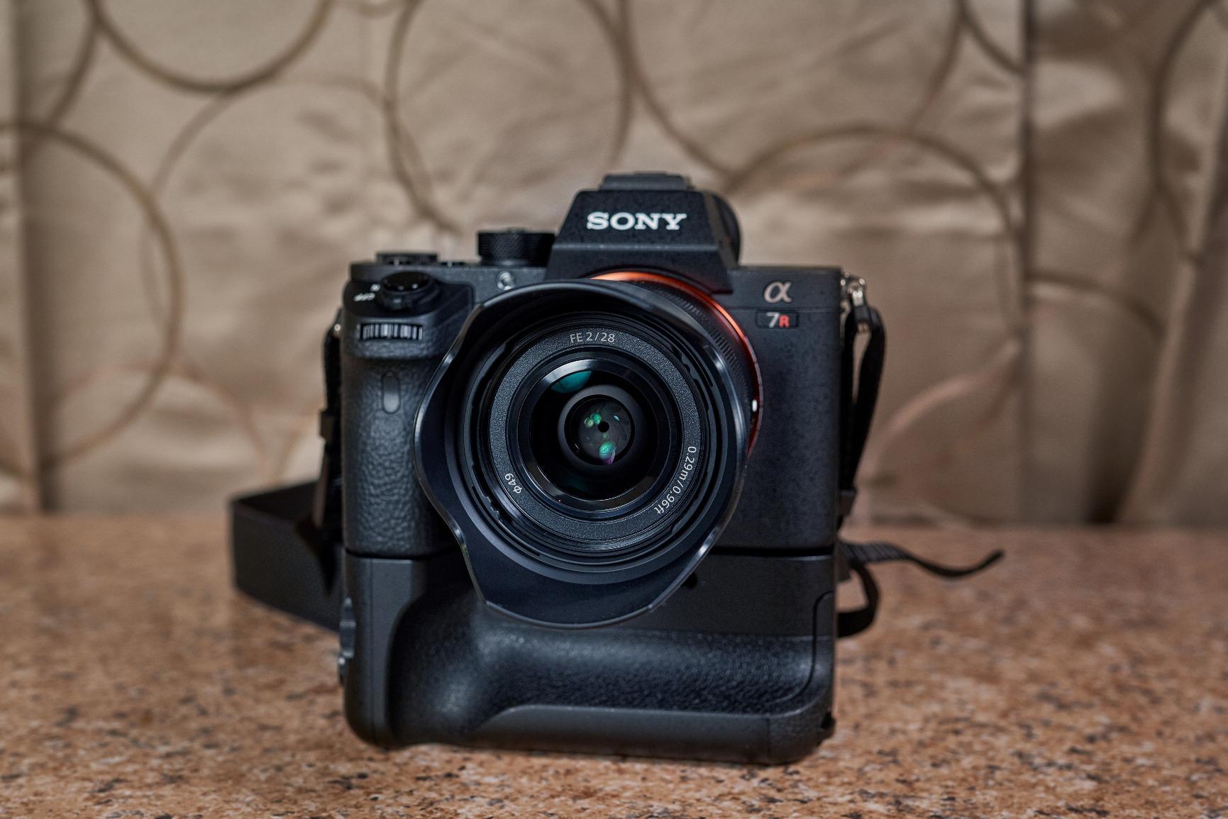Sony a7R II Full-Frame Mirrorless Interchangeable Lens Camera, Body Only (Black) (ILCE7RM2/B), Base customer photo 1