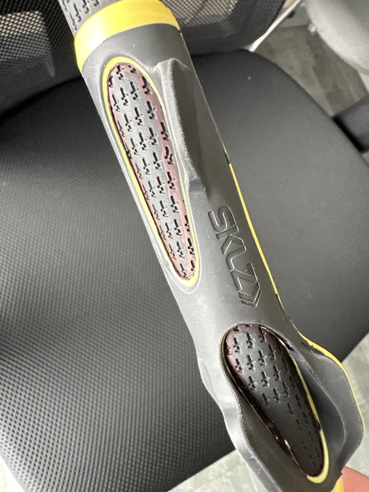 SKLZ Golf Grip Trainer, Club Attachment for Correct Hand Positioning and Muscle Memory, Fits Standard Grips from Driver to Wedge, Right-Handed, Compact Training Aid for Practice and Pre-Round Warm-Up customer photo 1