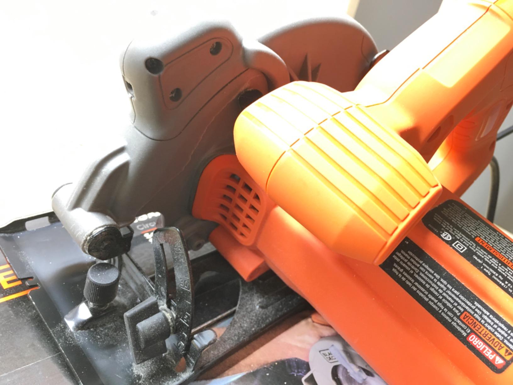 BLACK+DECKER 7-1/4-Inch Circular Saw with Laser, 13-Amp (BDECS300C) customer photo 2