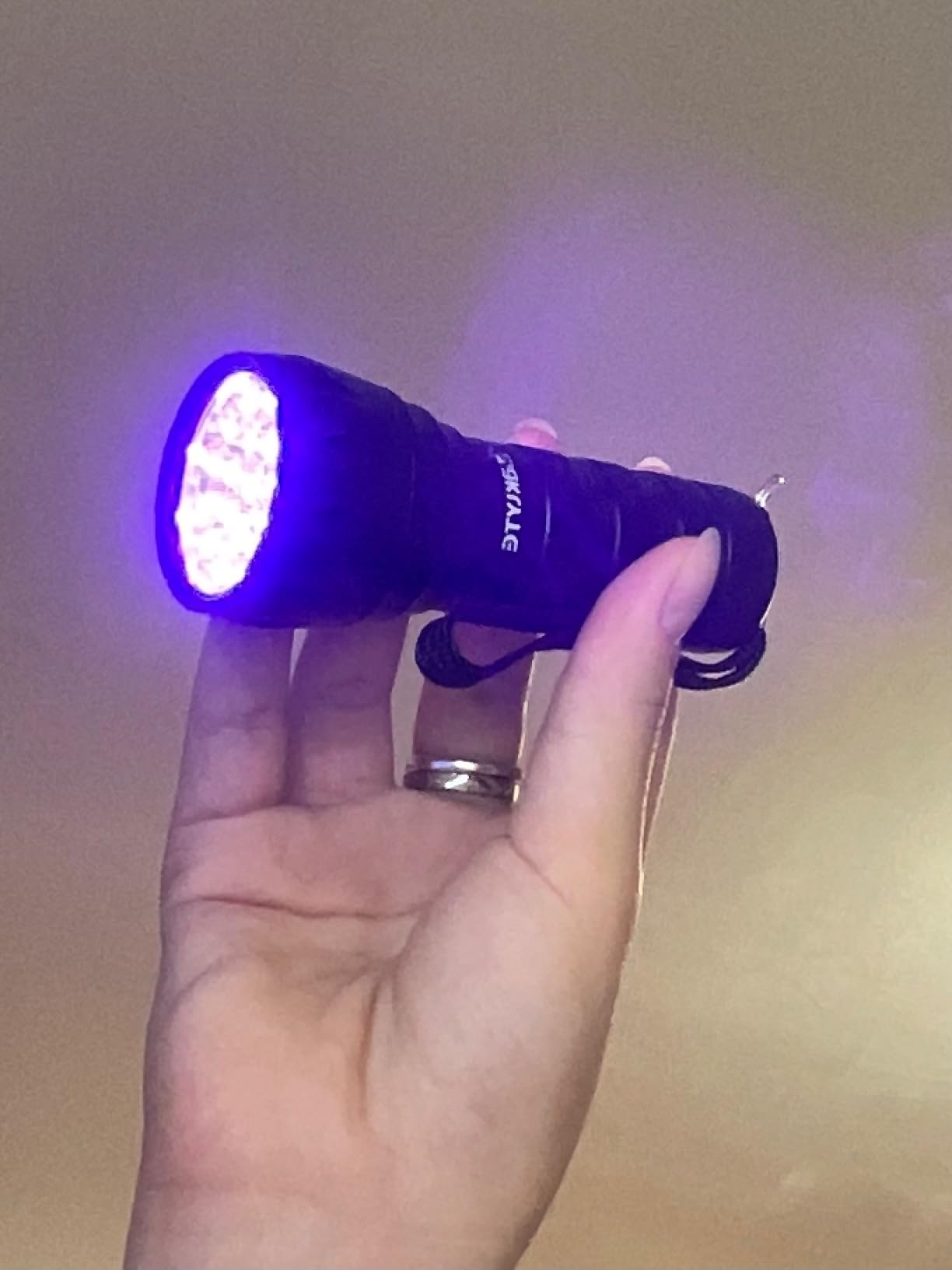 Waklyte Black Light UV Light, 21 LED 395nm UV Flashlight, Powerful Mini Blacklight Flashlight, Small Portable Black Light Flashlight for Pet Urine Detection, Scorpion, Resin Curing, Bed Bug, Nails customer photo 1