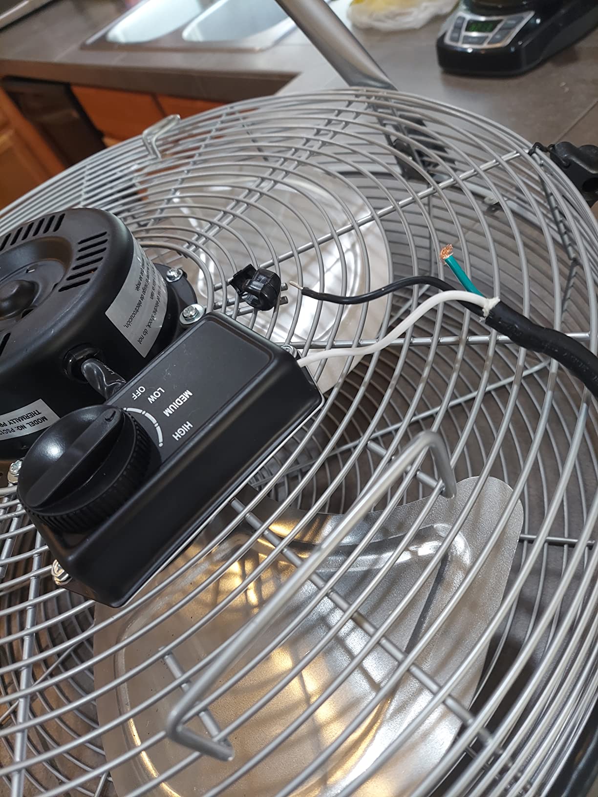 iLiving 20 Inch 7500 CFM Turbo High Velocity Floor Fan, 3-Speed Heavy Duty Metal Fan for Office, Commercial, Workstation, Greenhouse, Garage, Warehouse, Shop Attic Use, Silver, UL Listed customer photo 1