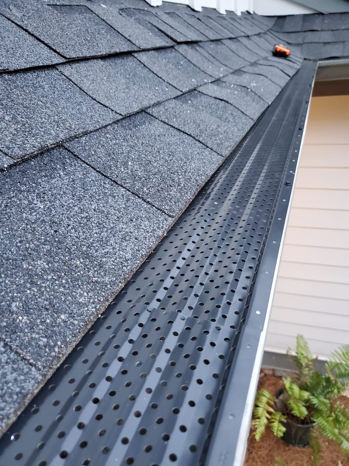 LeafTEK Heavy-Duty Aluminum Gutter Guard System, Fits 6 in, 100 ft, Black customer photo 1