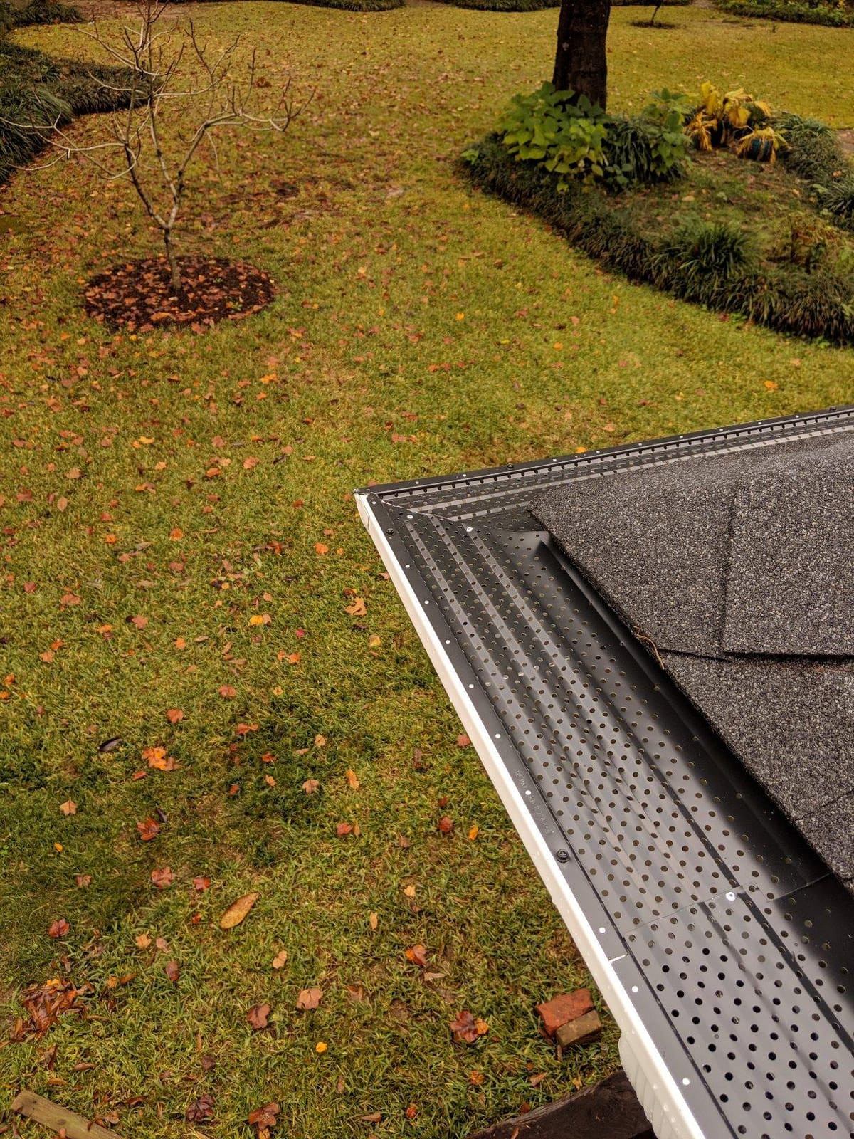 LeafTEK Heavy-Duty Aluminum Gutter Guard System, Fits 6 in, 100 ft, Black customer photo 2