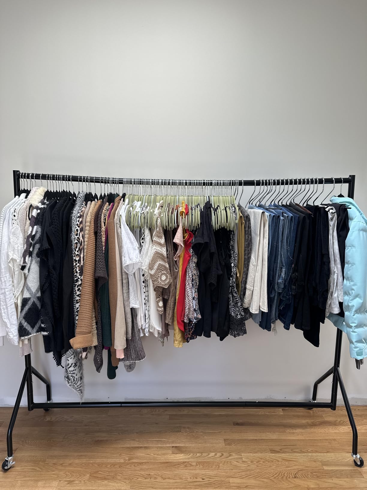 Amazon Basics Heavy Duty Portable Rolling Garment Rack, Hanging Clothes Organizer Rail for Display and Storage, Easy to Assemble, 72 x 60 inches, Black customer photo 2