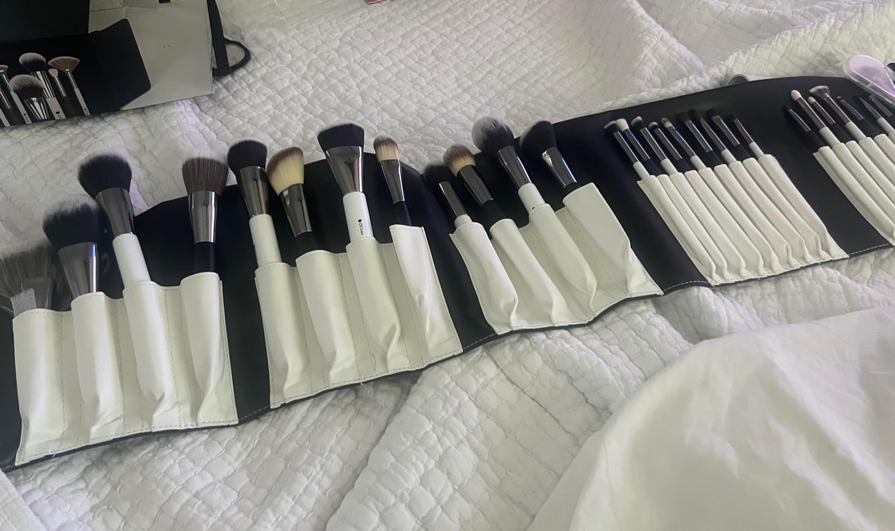 DUcare Professional Makeup Brushes Set 27Pcs Makeup Brush Set Premium Synthetic Kabuki Foundation Blending Face Powder Blush Concealers Eye Shadows Brushes customer photo 1