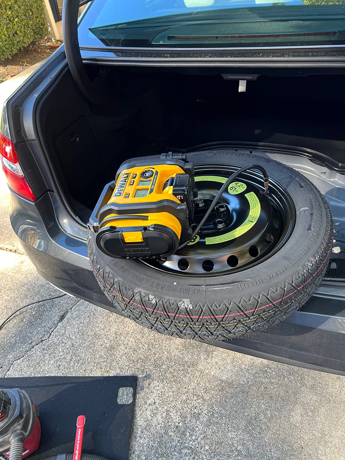 DEWALT Tire Inflator Portable Air Compressor 20V MAX, Car Air Pump with Automatic Shut Off, LED Light, Tool Only (DCC020IB) customer photo 1