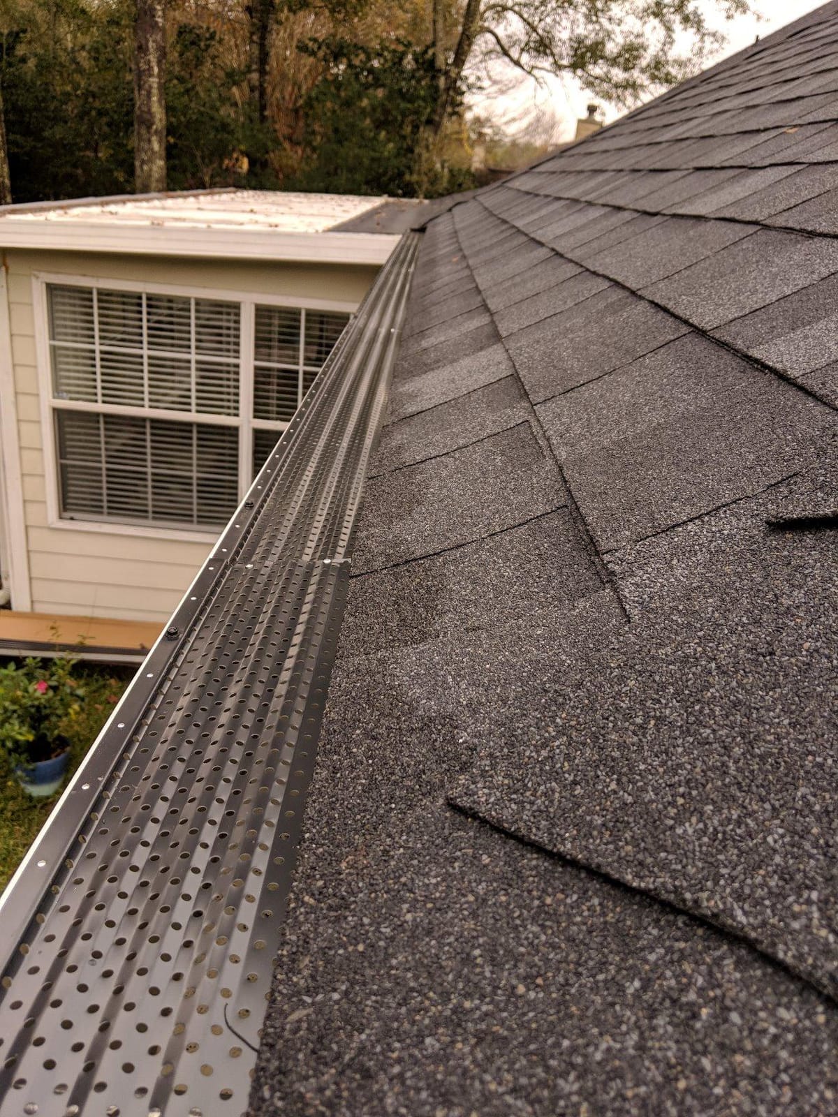 LeafTEK Heavy-Duty Aluminum Gutter Guard System, Fits 5 in, 32 ft, Black customer photo 1