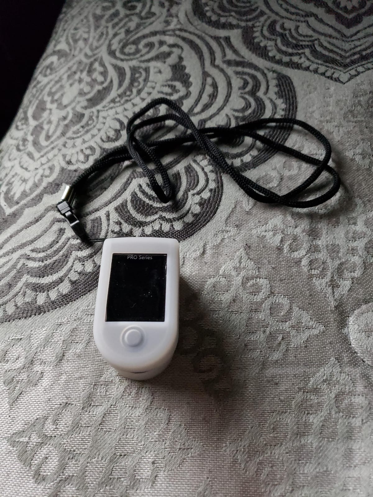 Zacurate 500 Series Fingertip Pulse Oximeter Blood Oxygen Saturation Monitor with Silicon Cover, Batteries and Lanyard (Royal Black) customer photo 2