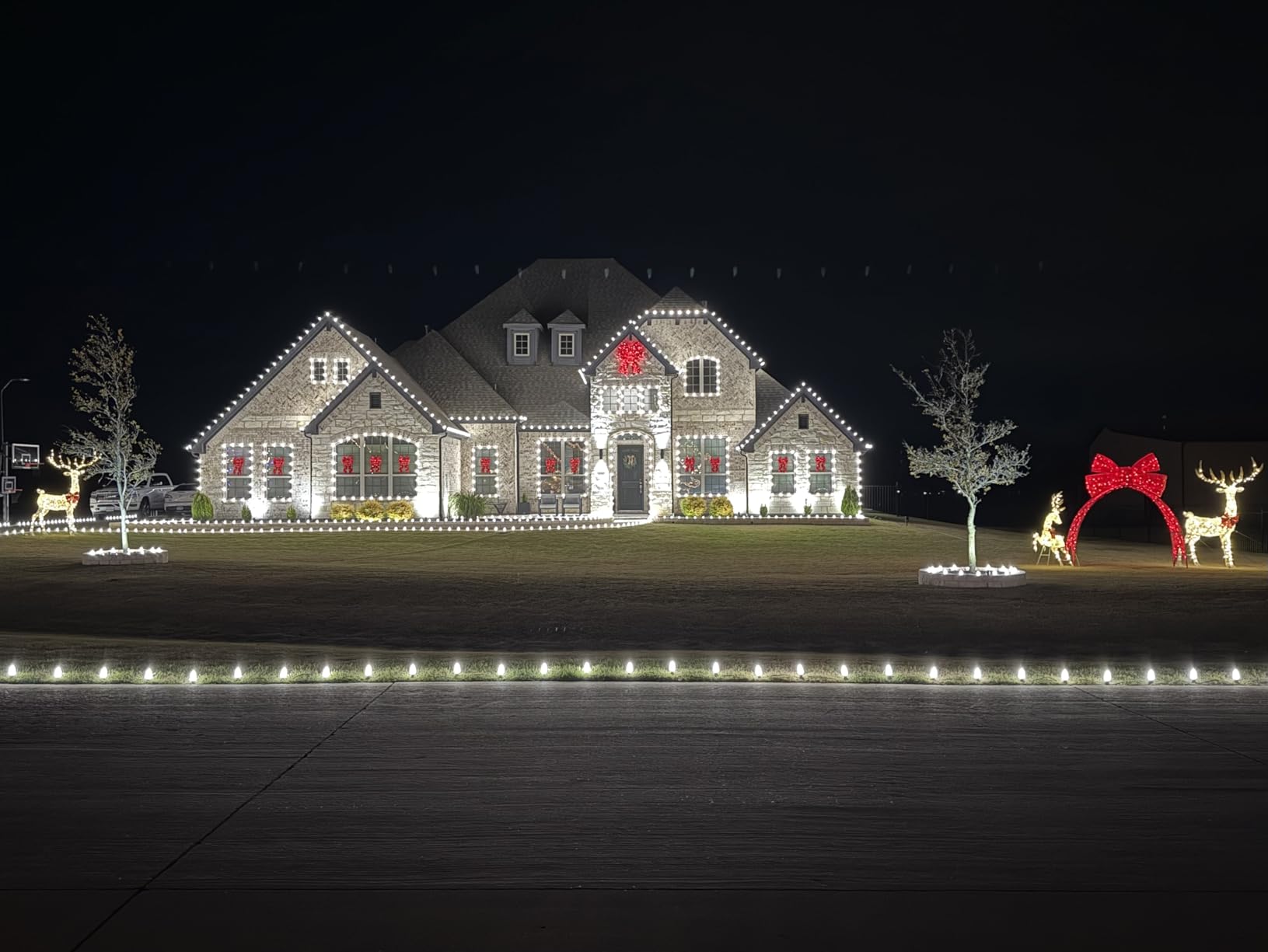 All-Purpose Holiday Light Clips [Set of 200] Christmas Clips, Outdoor Light Clips - Mount to Shingles & gutters - Works with Mini, C6, C7, C9, Rope, Icicle Lights - No Tools Required - USA Made customer photo 1