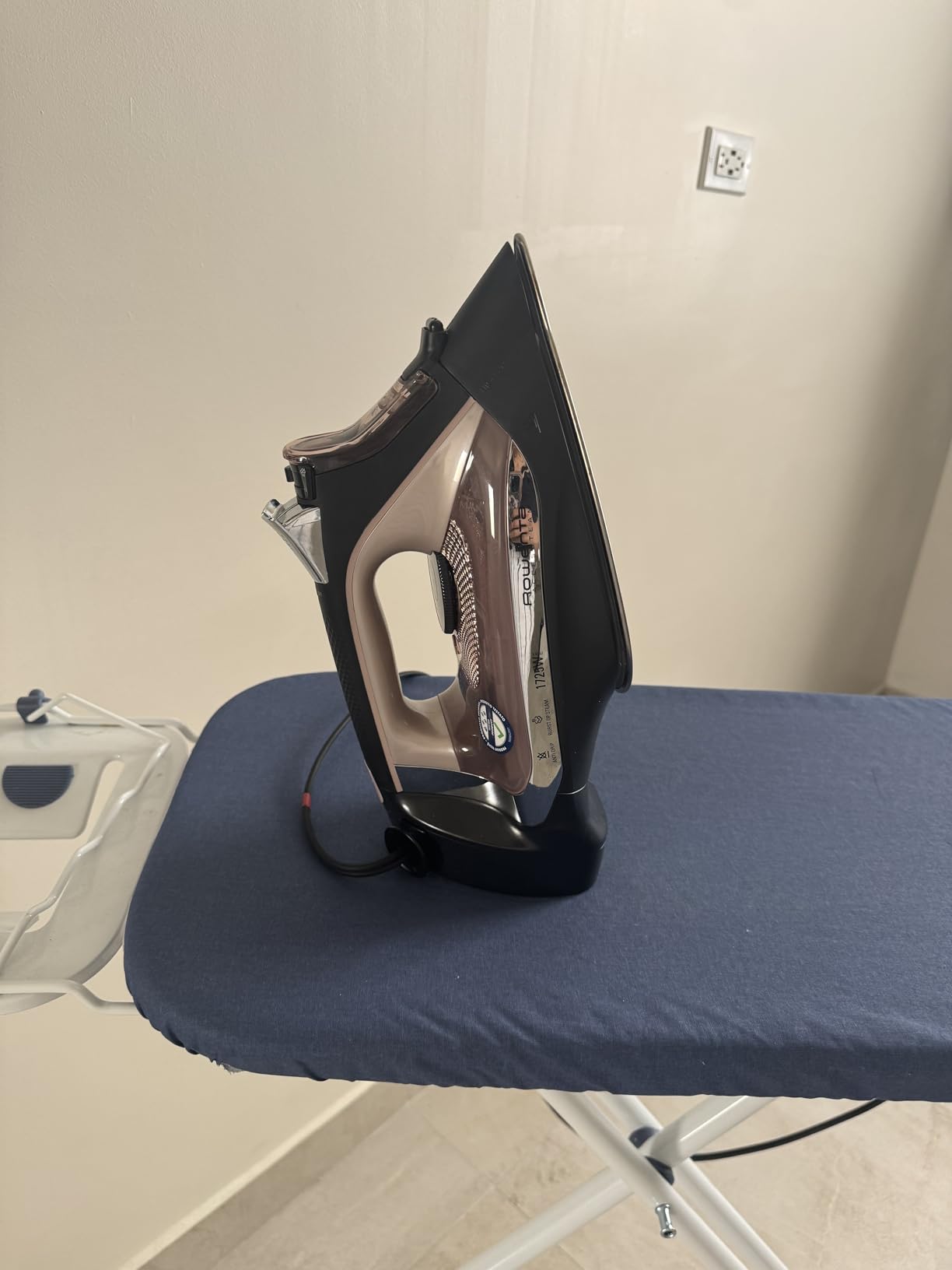 Rowenta AccessSteam Cordreel Steam Iron for Clothes, Anti-Drip Protection, Clothes Iron with Steamer, DW2459U1 customer photo 1