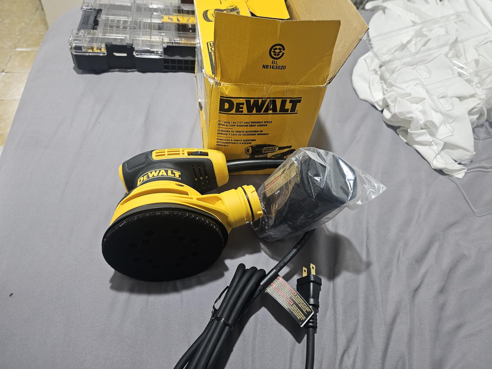 DEWALT Random Orbit Sander, Variable Speed, 5-Inch (DWE6423), Power Source Corded Electric customer photo 2