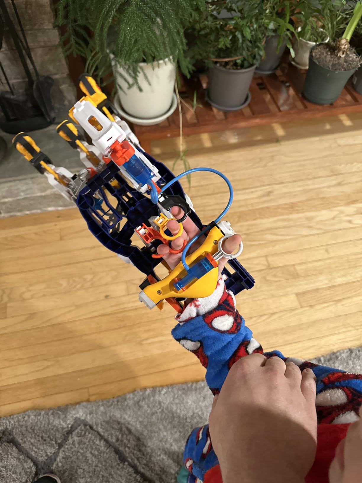 Thames & Kosmos Mega Cyborg Hand STEM Experiment Kit | Build Your Own GIANT Hydraulic Amazing Gripping Capabilities Adjustable for Different Sizes Learn Pneumatic Systems customer photo 2