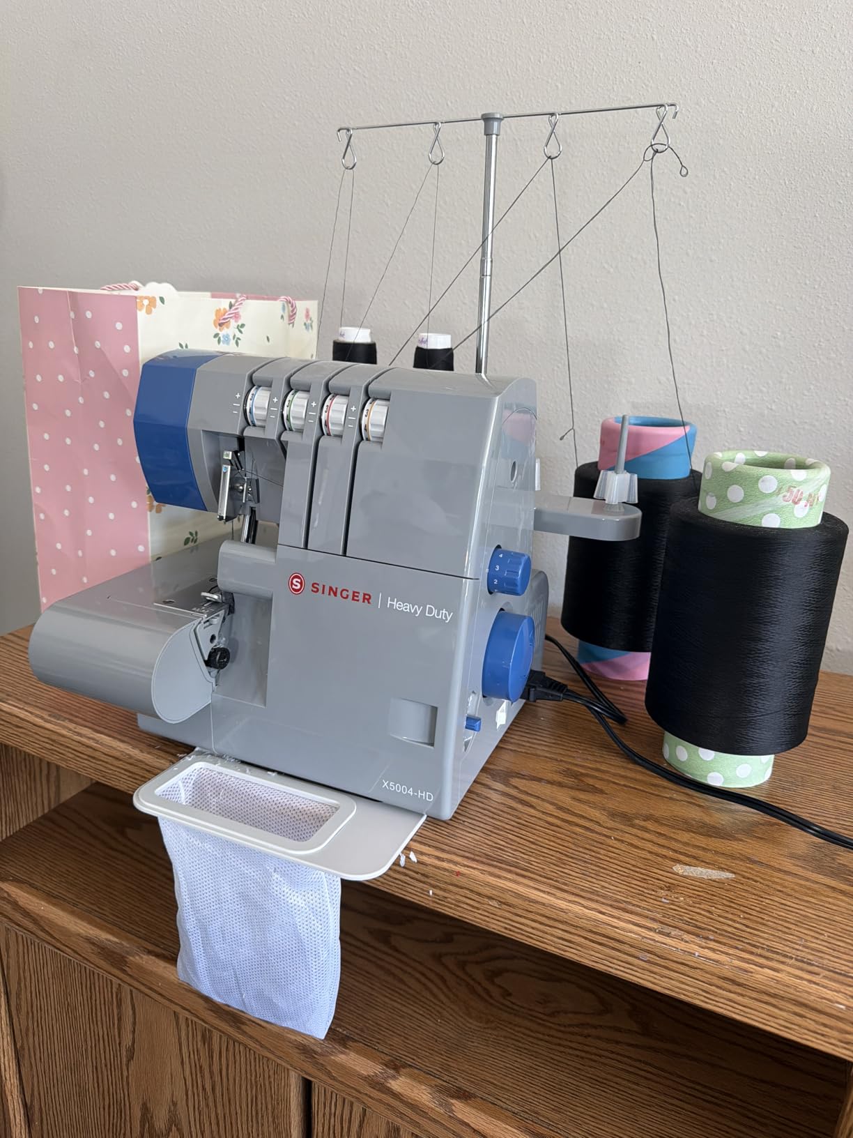 SINGER X5004-HD Serger Overlock Machine, 2-3-4 Thread Capability | Accessories, 8 stitches, metal frame, color coded threading, adjustable differential feed, dual LED lights, 1300 stitches/min customer photo 1