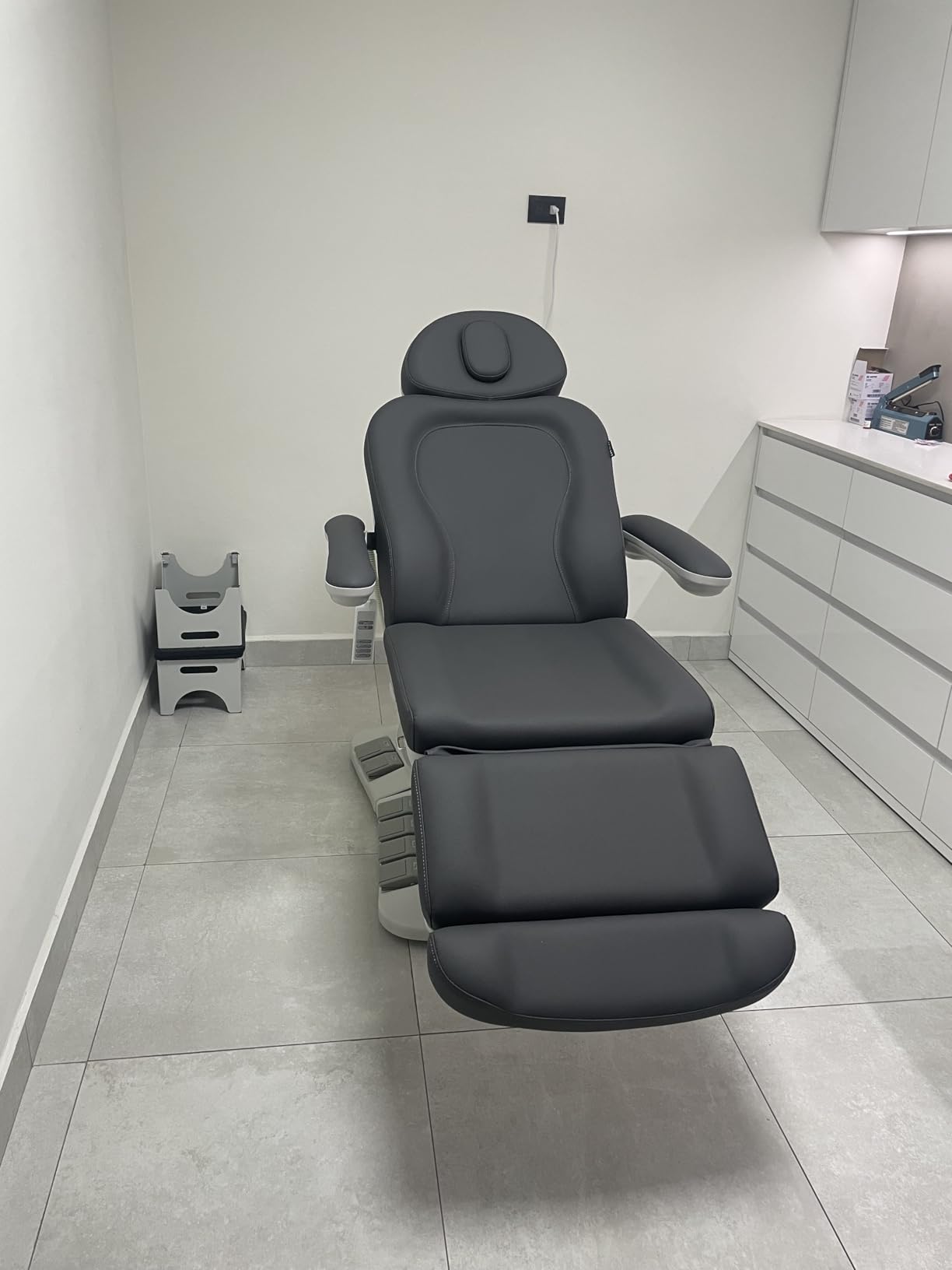 SKINACT Palma 4-Motor Electric Medical Spa Treatment Table, Adjustable Facial Chair with 240° Swivel, Height, Backrest, Seat Tilt & Leg Rest, 400 lb Capacity, White customer photo 1