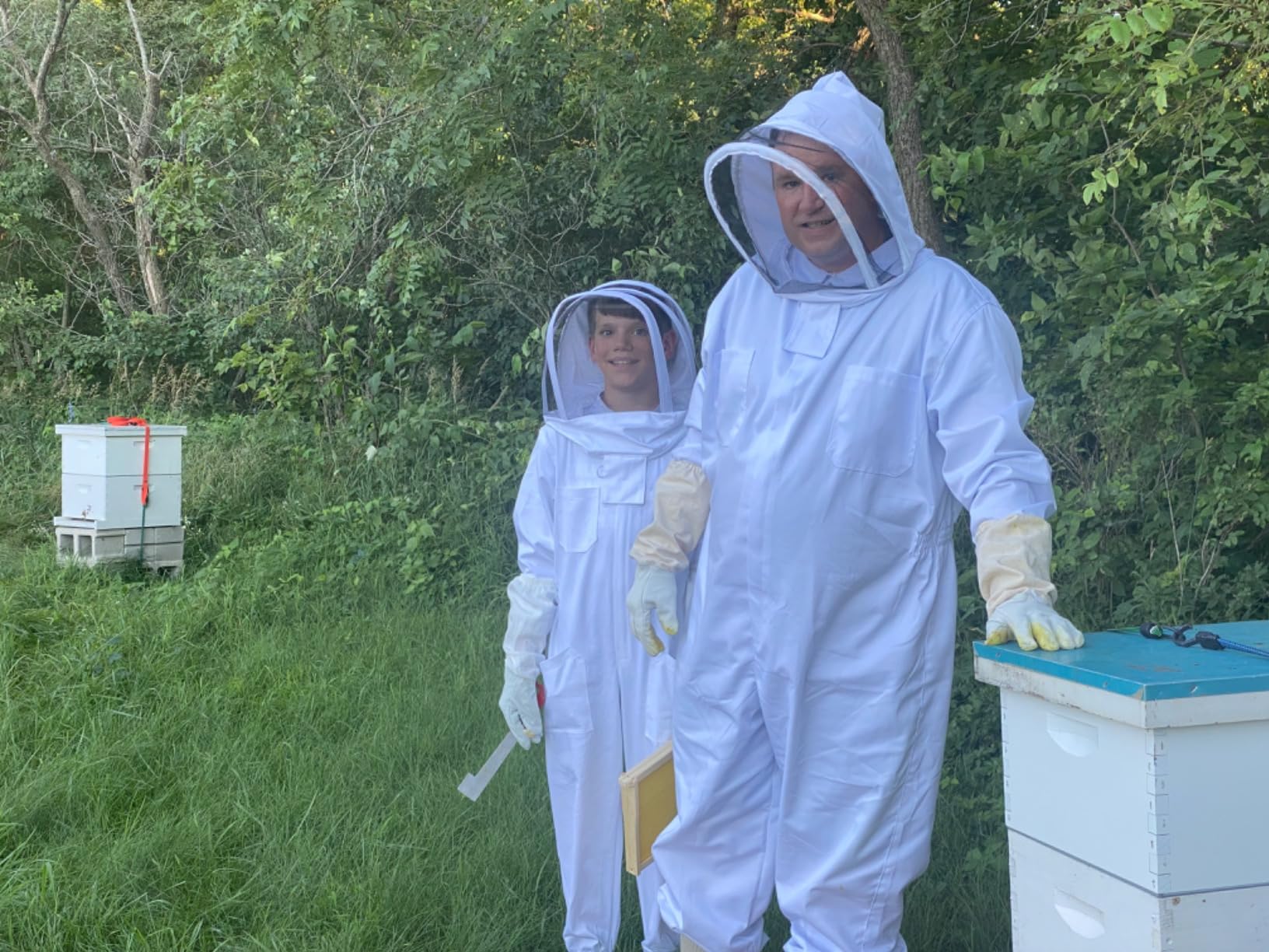 LONGADS Bee Suit for Men, Full Body Beekeeper Suit with Gloves and Veil XL | Breathable 240GSM 70% cotton, 30% polyester bee suit for comfortable beekeeping, apiary work, backyard hives and Halloween customer photo 2