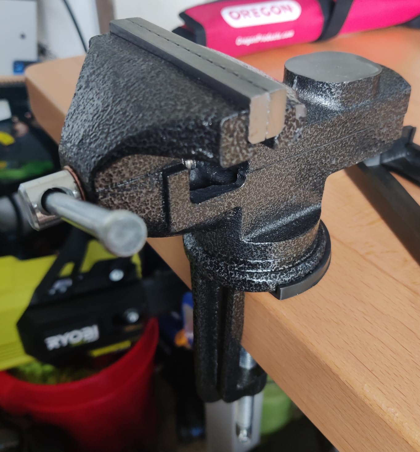 Table Vise or Bench Vise 3.2 Inch, 360° Swivel Clamp-On Vise Portable Home Vice with Large Anvil for Woodworking, Cutting Conduit, Drilling, Metalworking customer photo 1